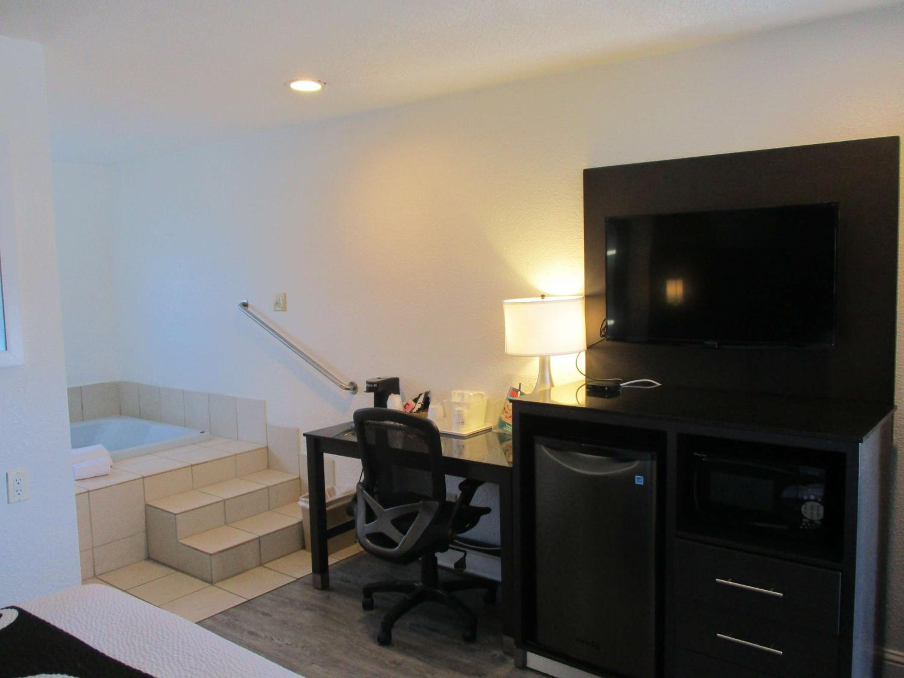 Queen Suite with Jacuzzi - Photo 1