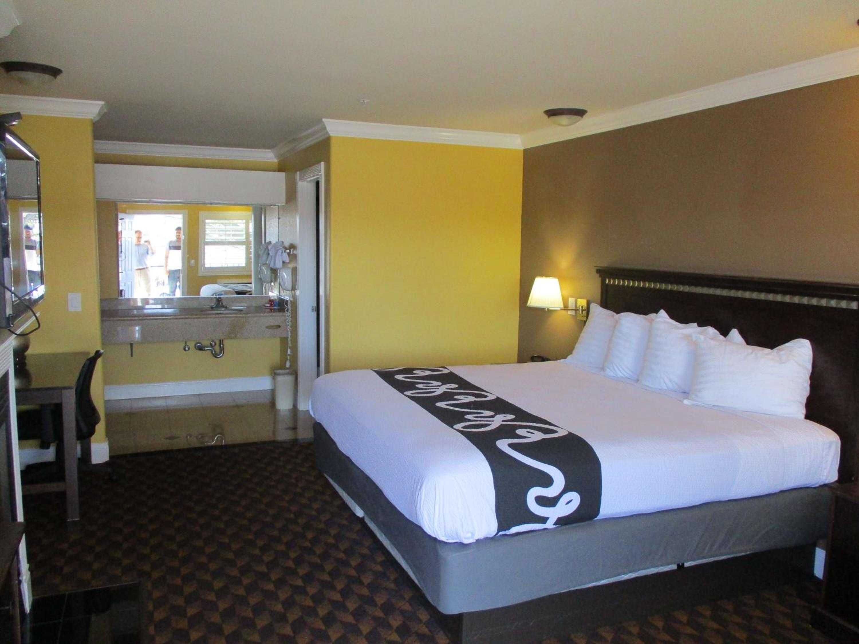 King Room with Fireplace - Photo 1