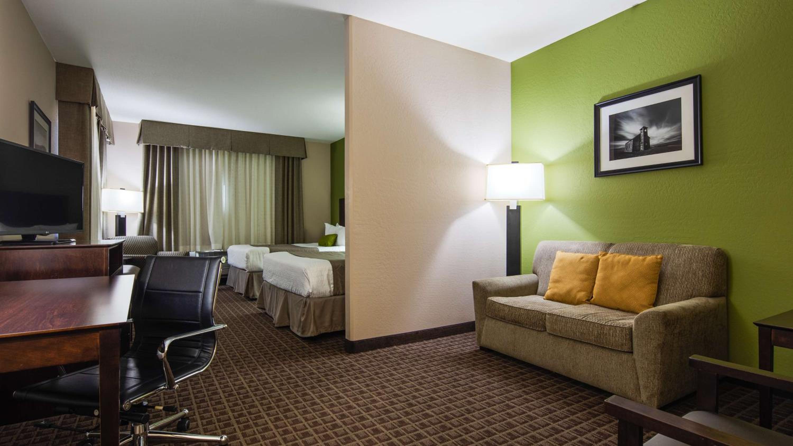 Executive Queen Suite with Two Queen Beds and Sofa Bed - Non-Smoking photo 1