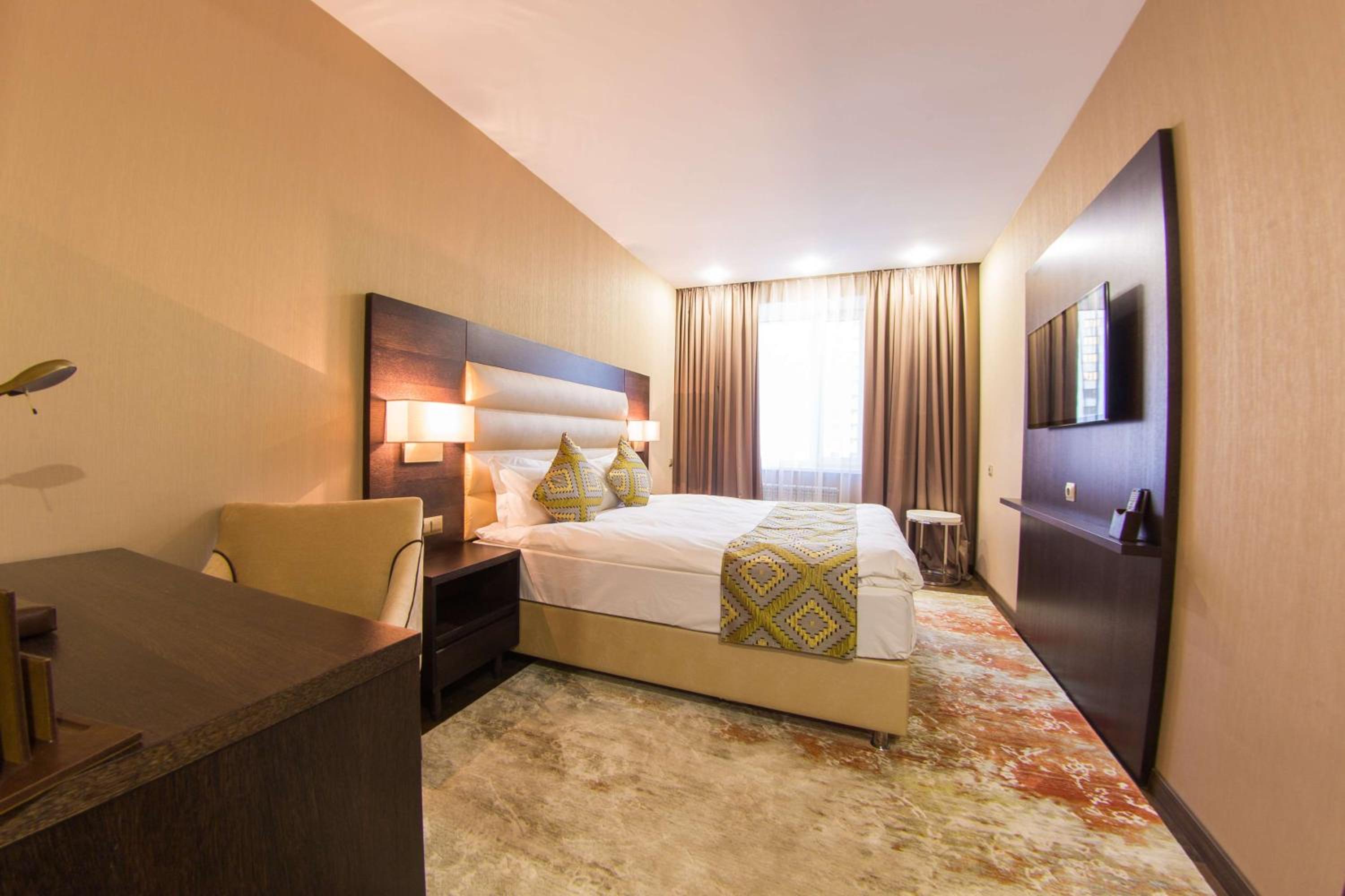 Mini Queen Room with Queen Bed - Non-Smoking