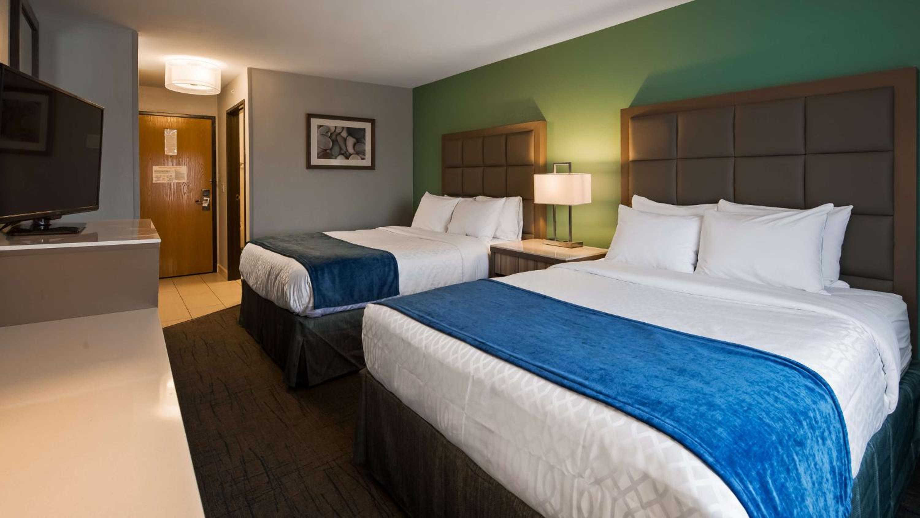 Queen Room with Two Queen Beds - Non-Smoking - Photo 5