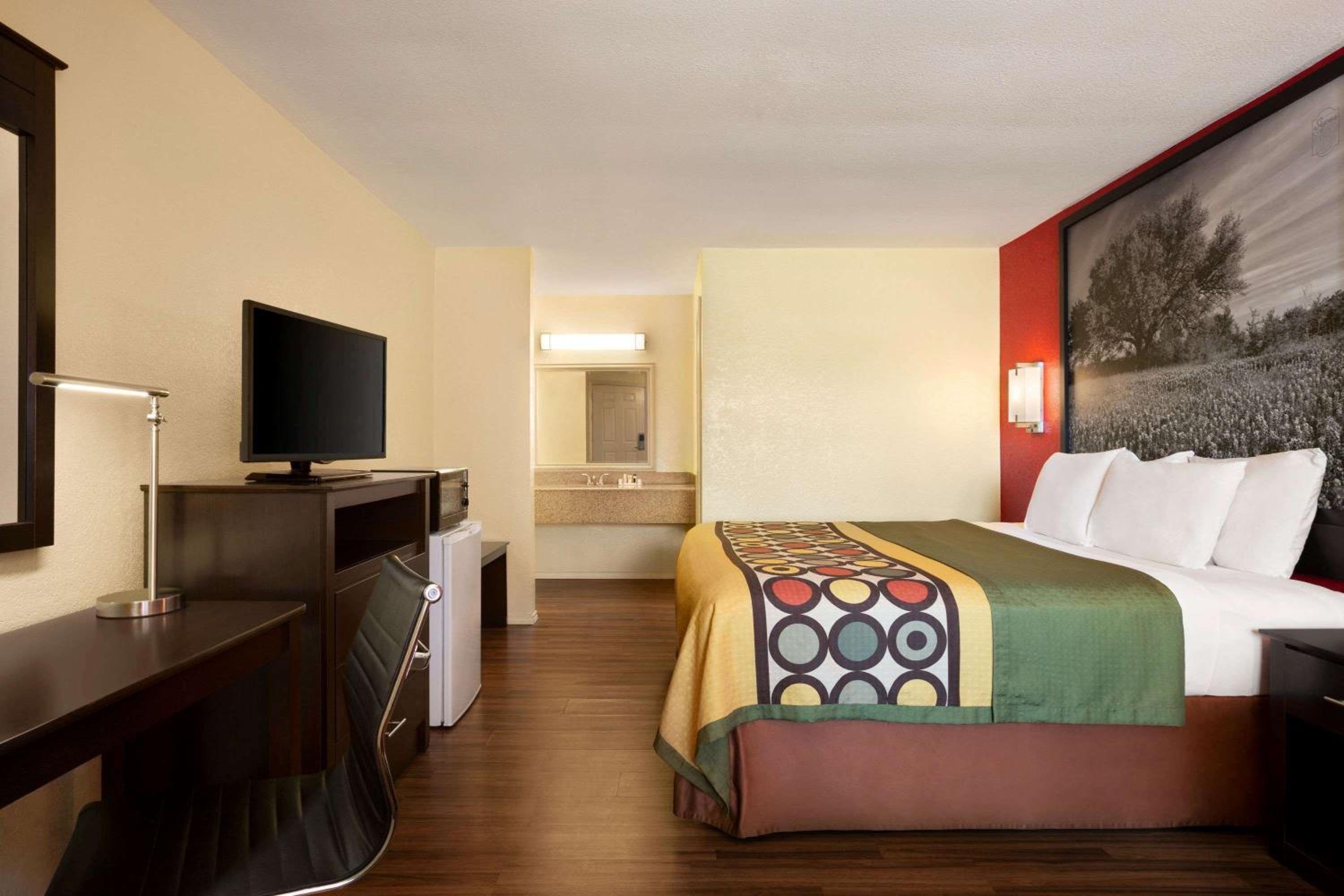 King Room With Bathtub - Mobility Accessible/Smoking - Photo 1
