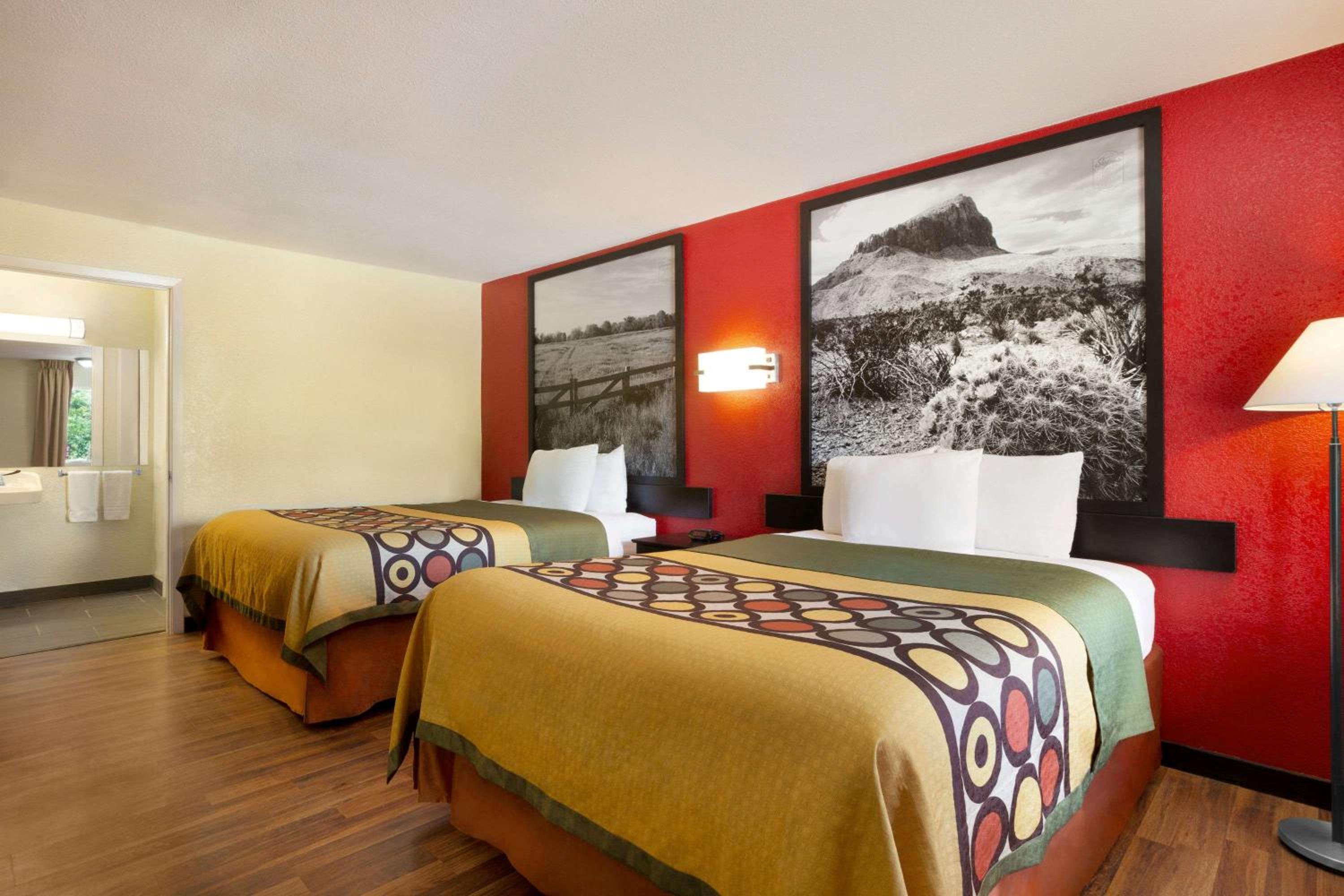 Queen Room with Two Queen Beds - Non-Smoking - Photo 3