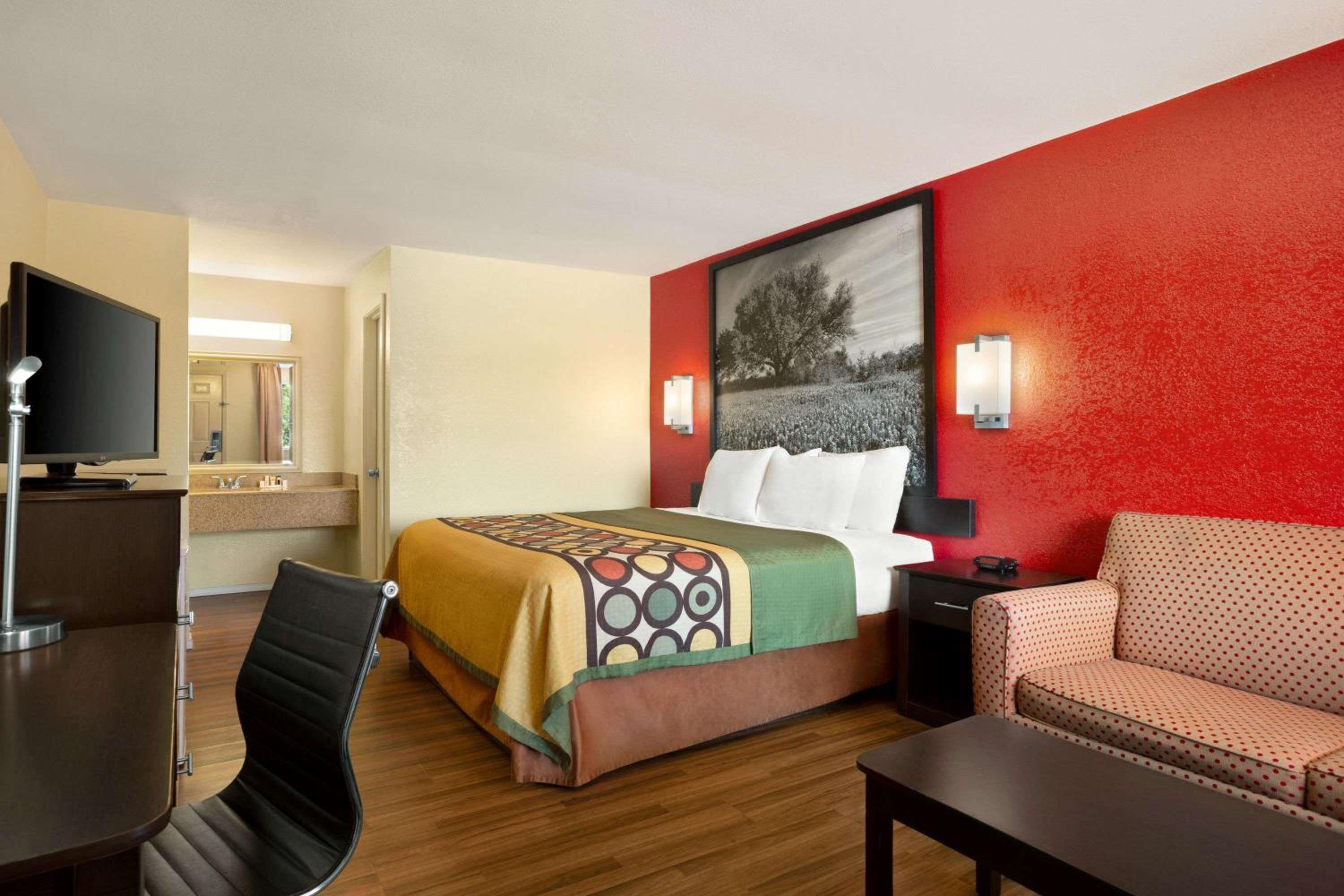King Room with Sofa Bed - Smoking - Photo 1
