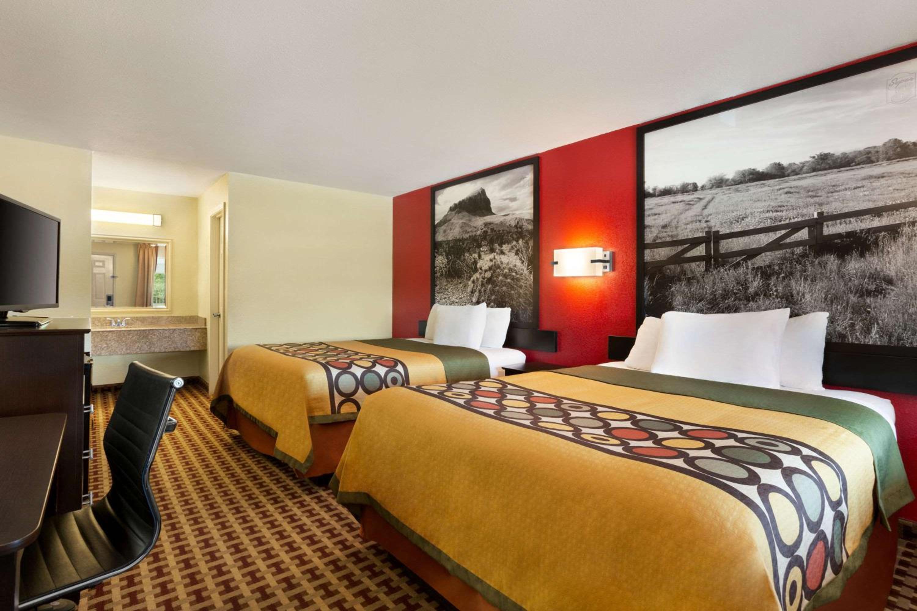 Queen Room with Two Queen Beds - Non-Smoking - Photo 4