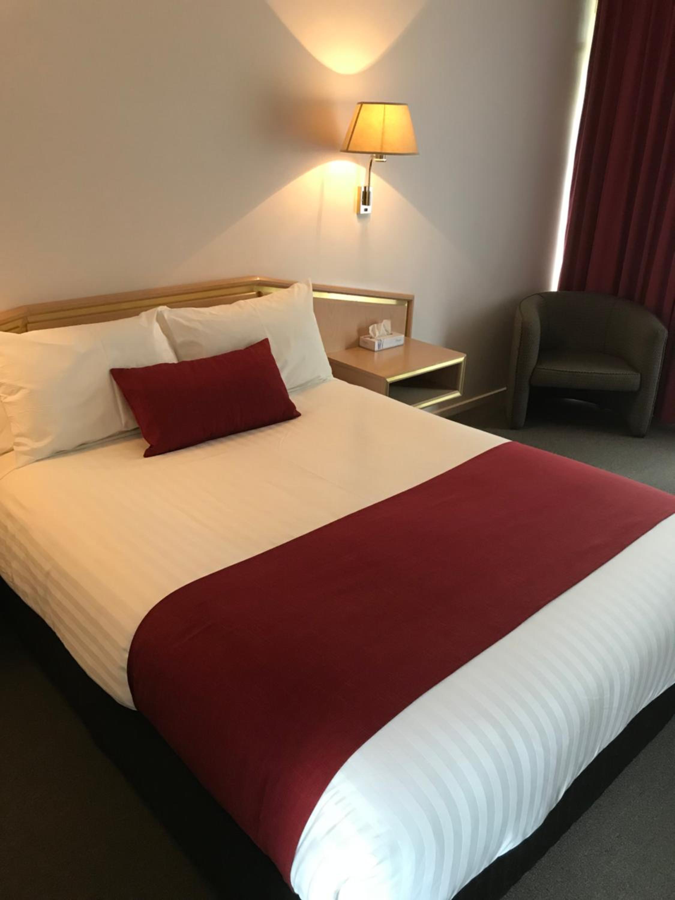 Deluxe Queen Room with Pool View - Non-Smoking - Photo 4