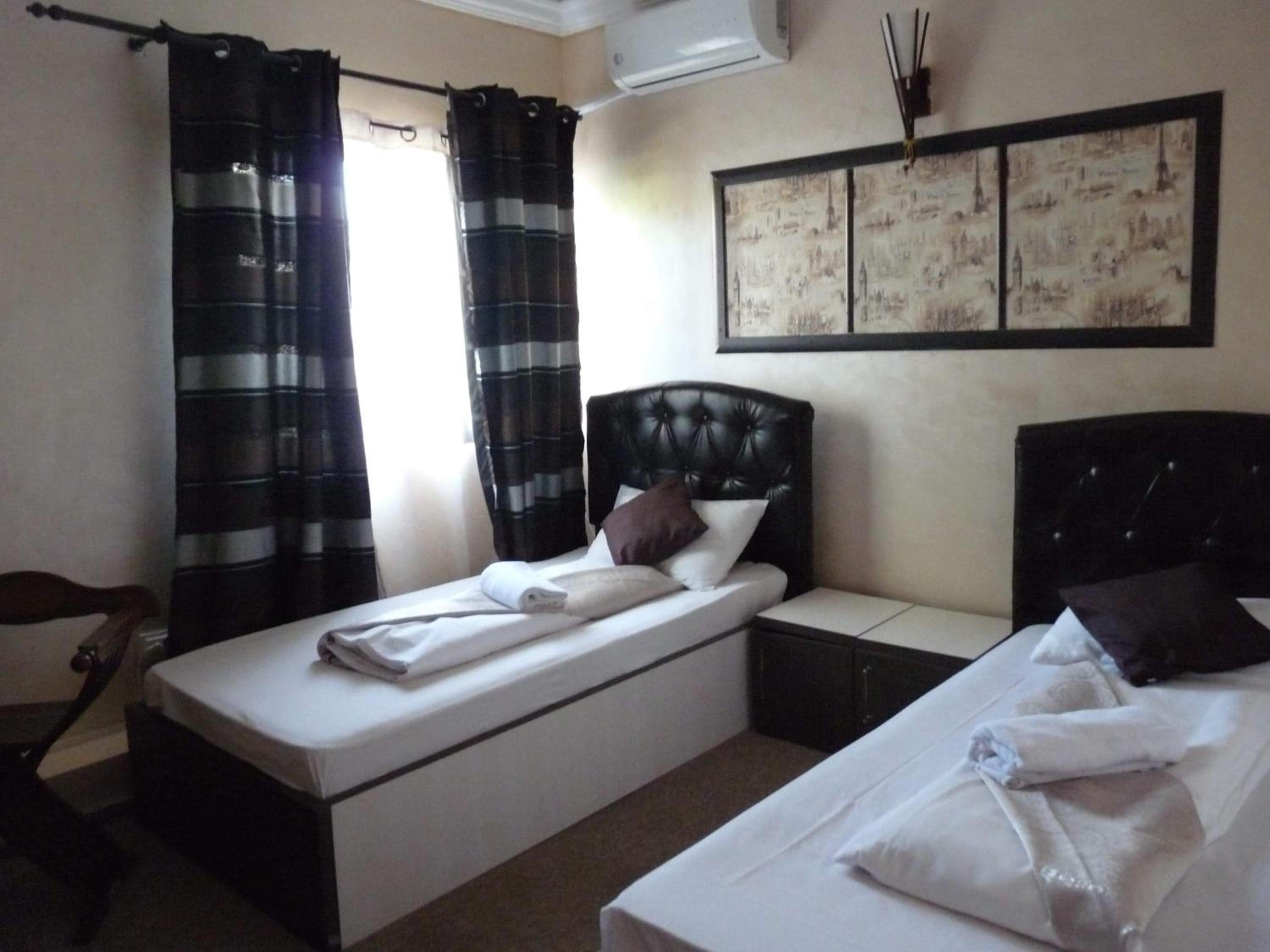Twin Room - Photo 5
