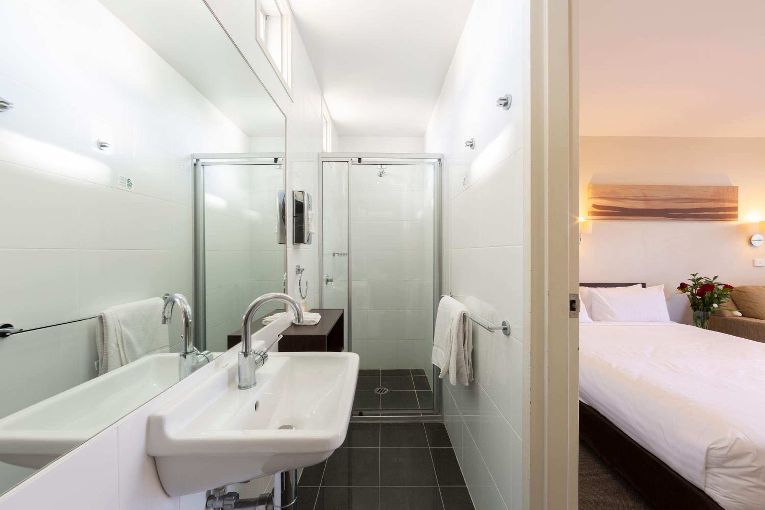Standard Queen Room - Photo 9