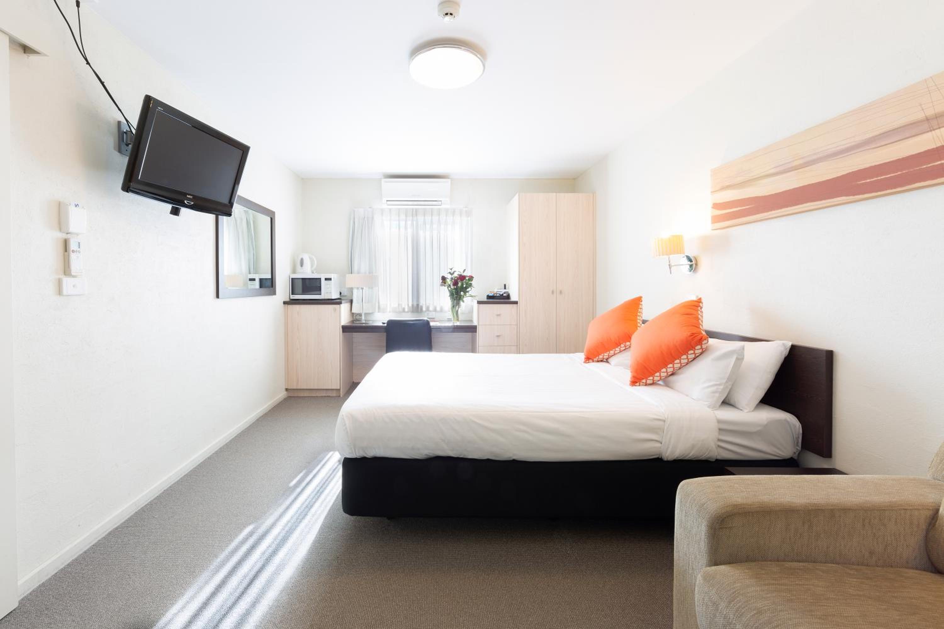 Standard Queen Room - Photo 8