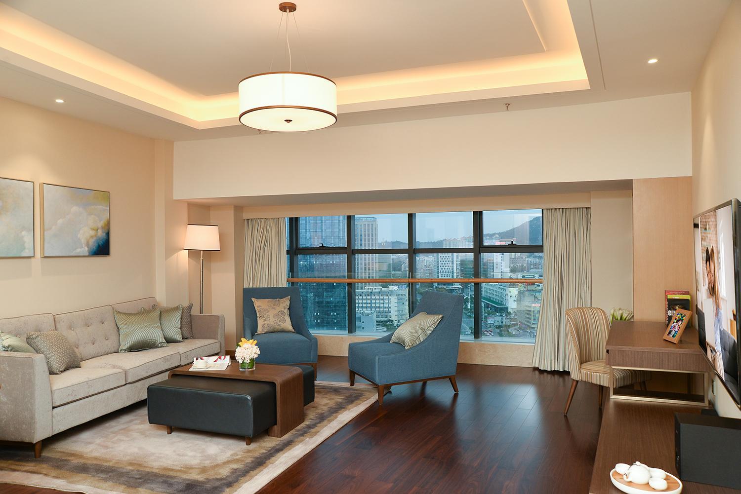 One-Bedroom Premier Apartment photo 2