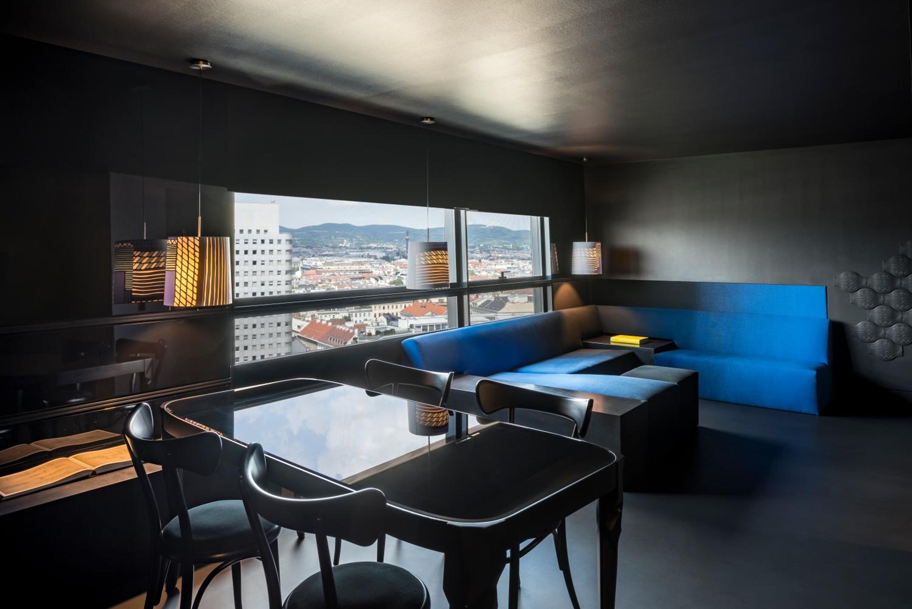 Black Deluxe Suite – Danube Canal View, king bed photo 3