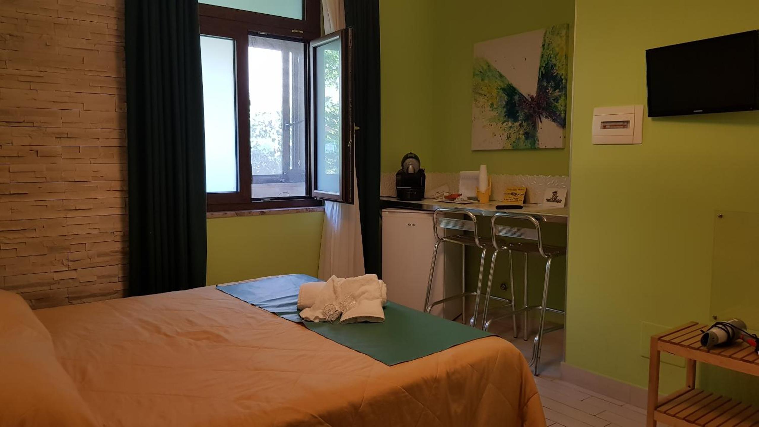 King Room with Roll-In Shower - Disability Access - Photo 2