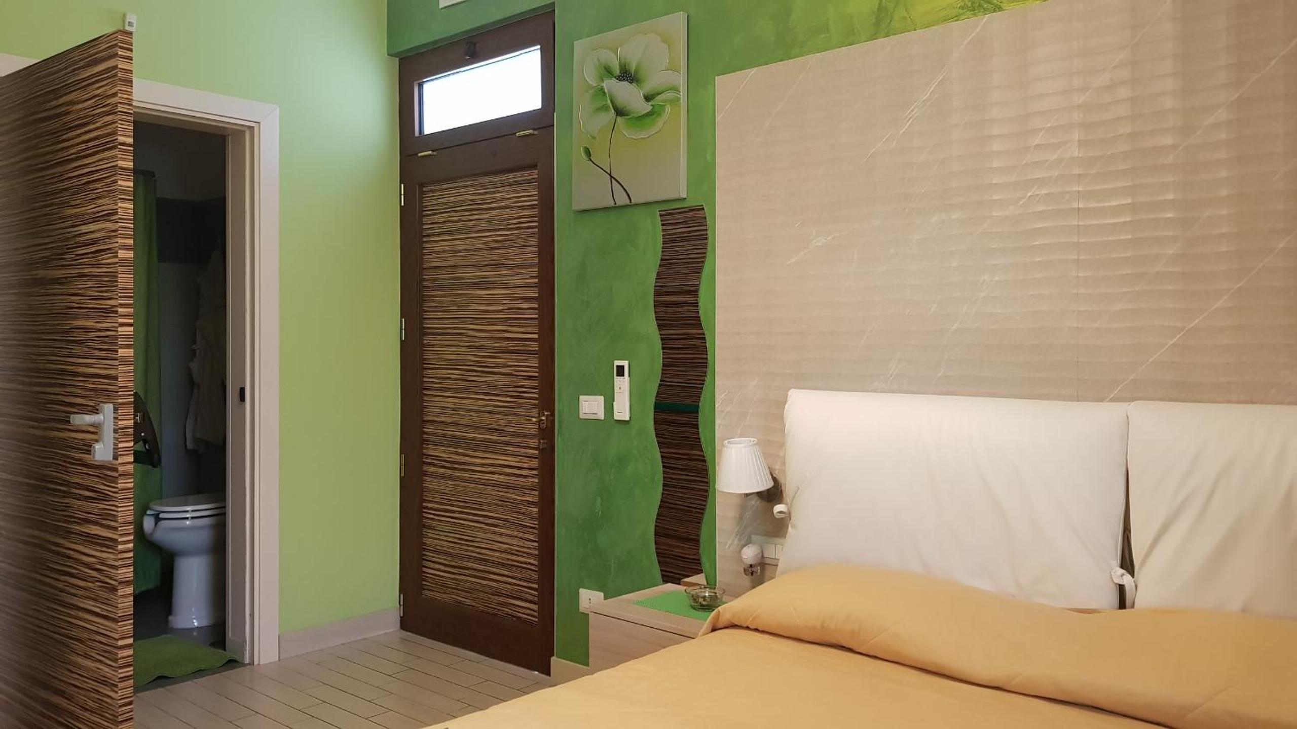 King Room with Roll-In Shower - Disability Access - Photo 13