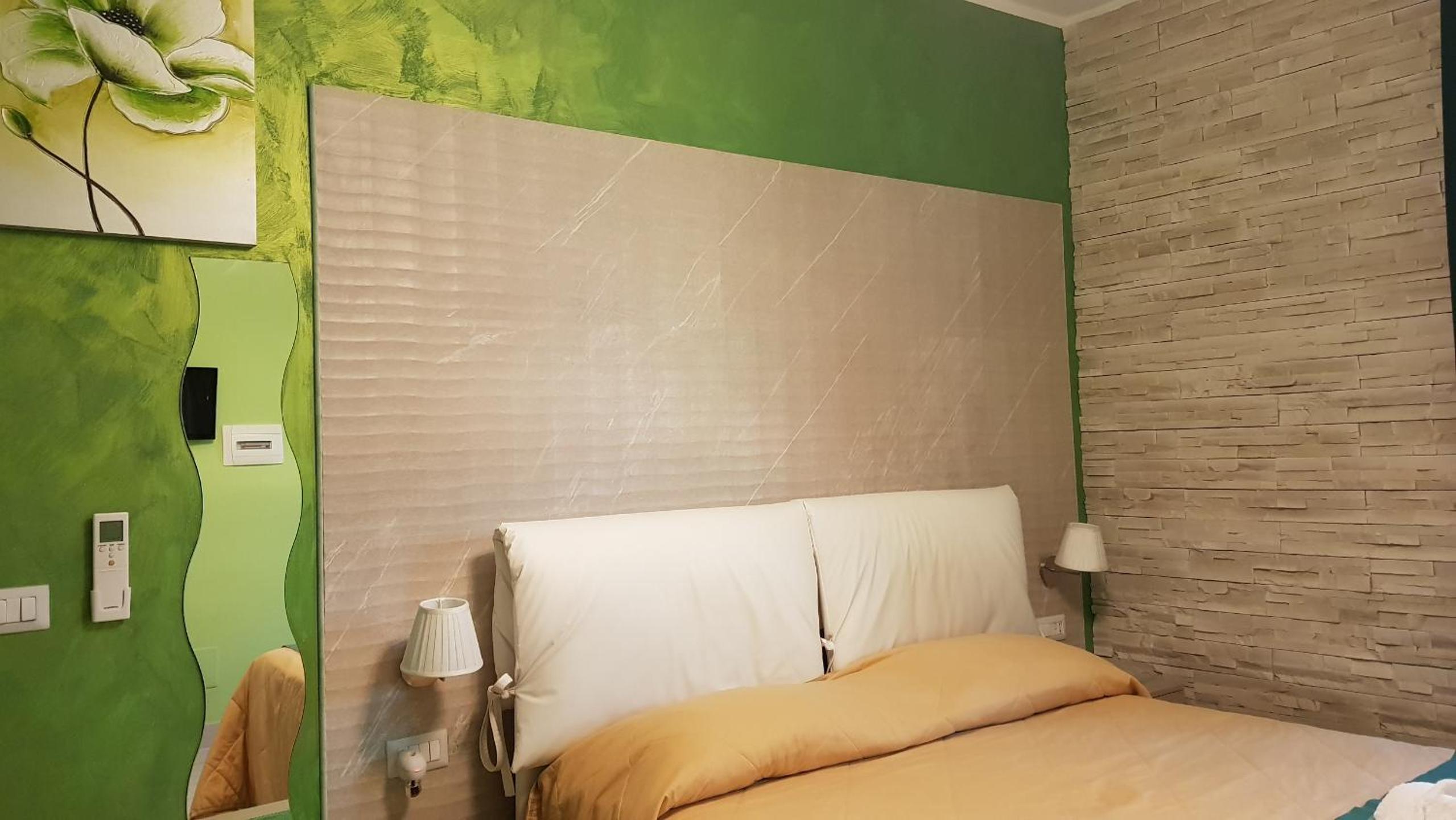King Room with Roll-In Shower - Disability Access - Photo 21