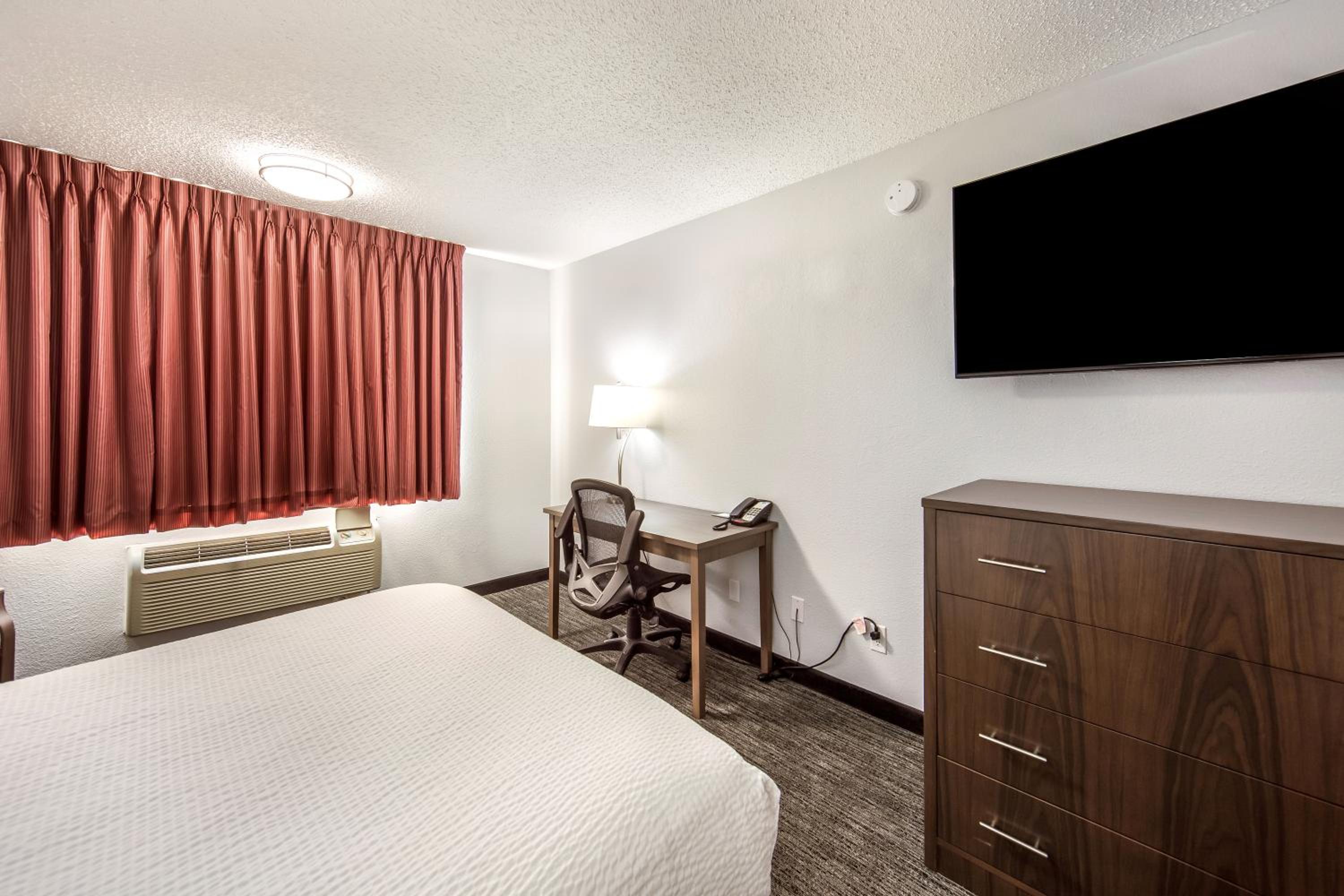 Queen Room with Two Queen Beds - Photo 3