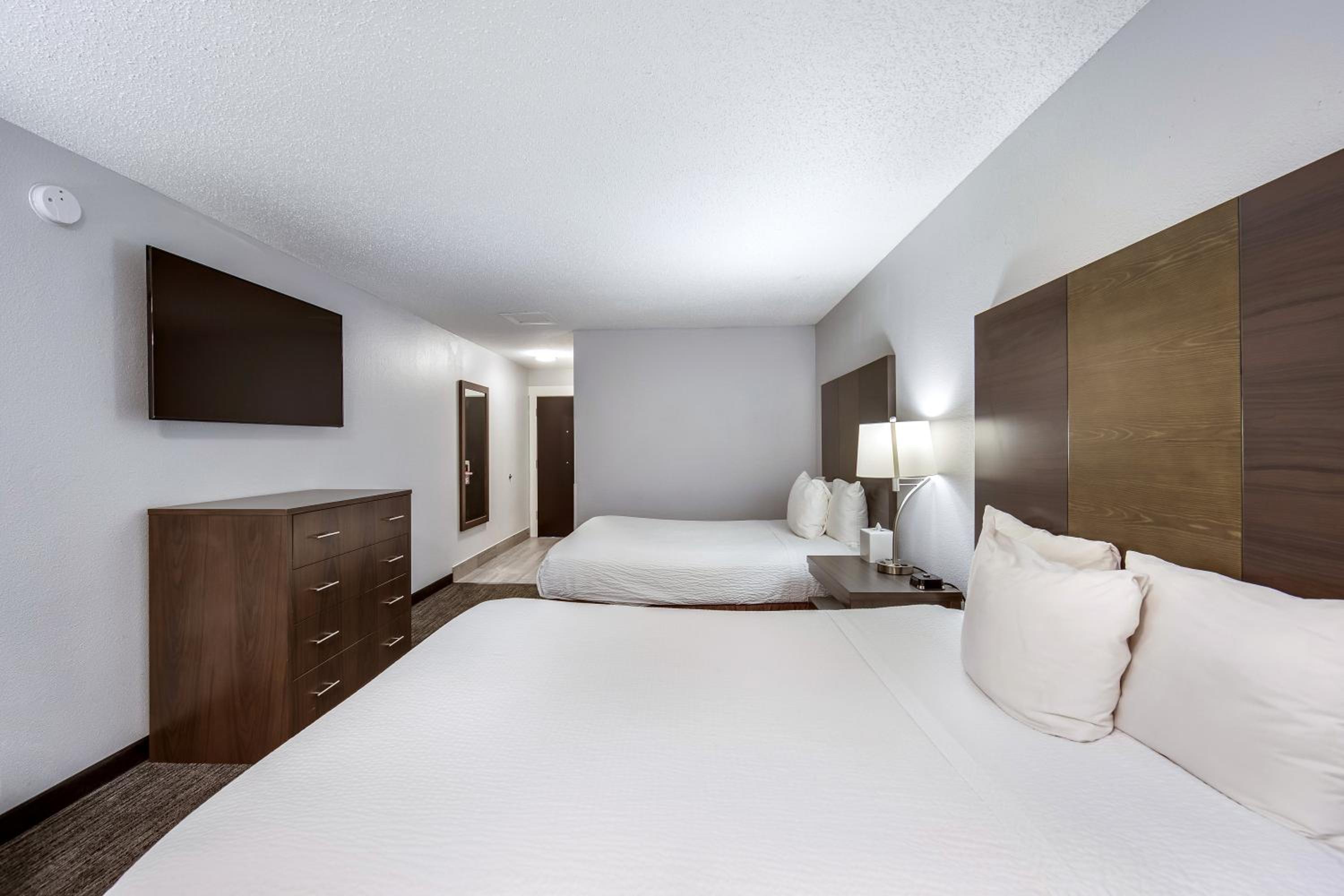 Queen Room with Two Queen Beds - Photo 4