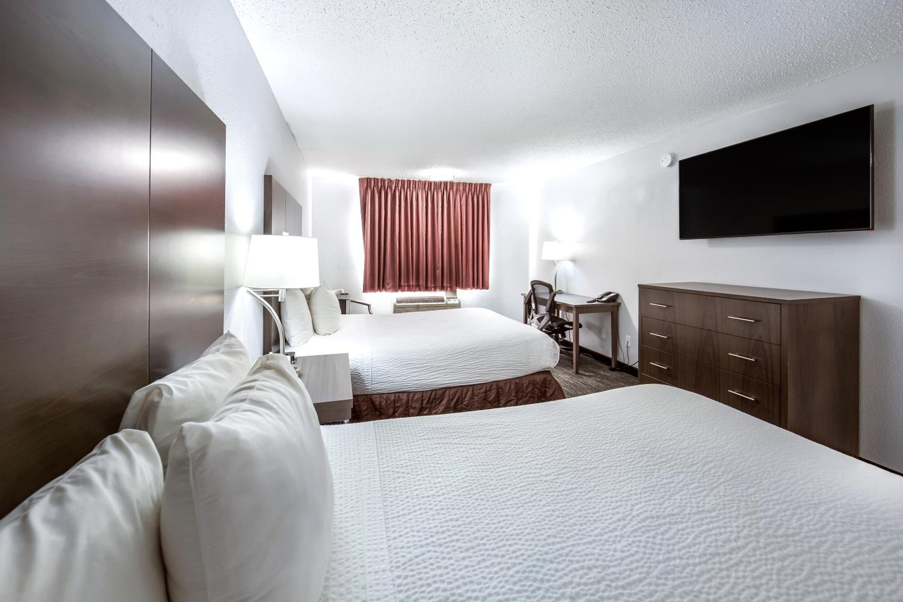 Queen Room with Two Queen Beds - Photo 10