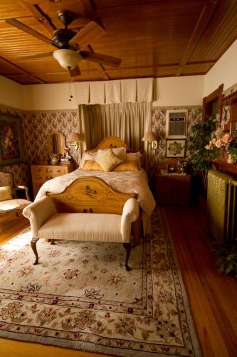 Queen Suite with Spa Bath photo 3