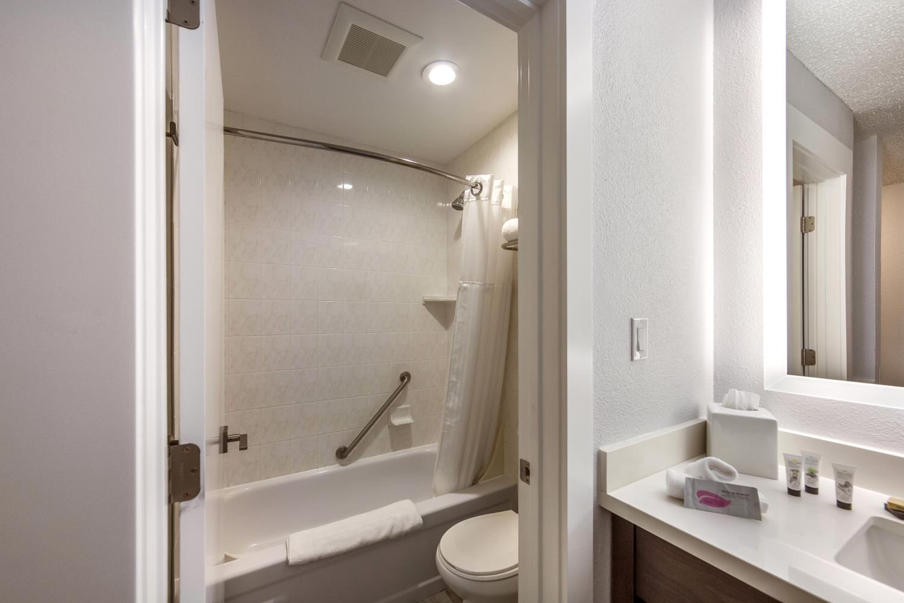 Standard King Room - Photo 6