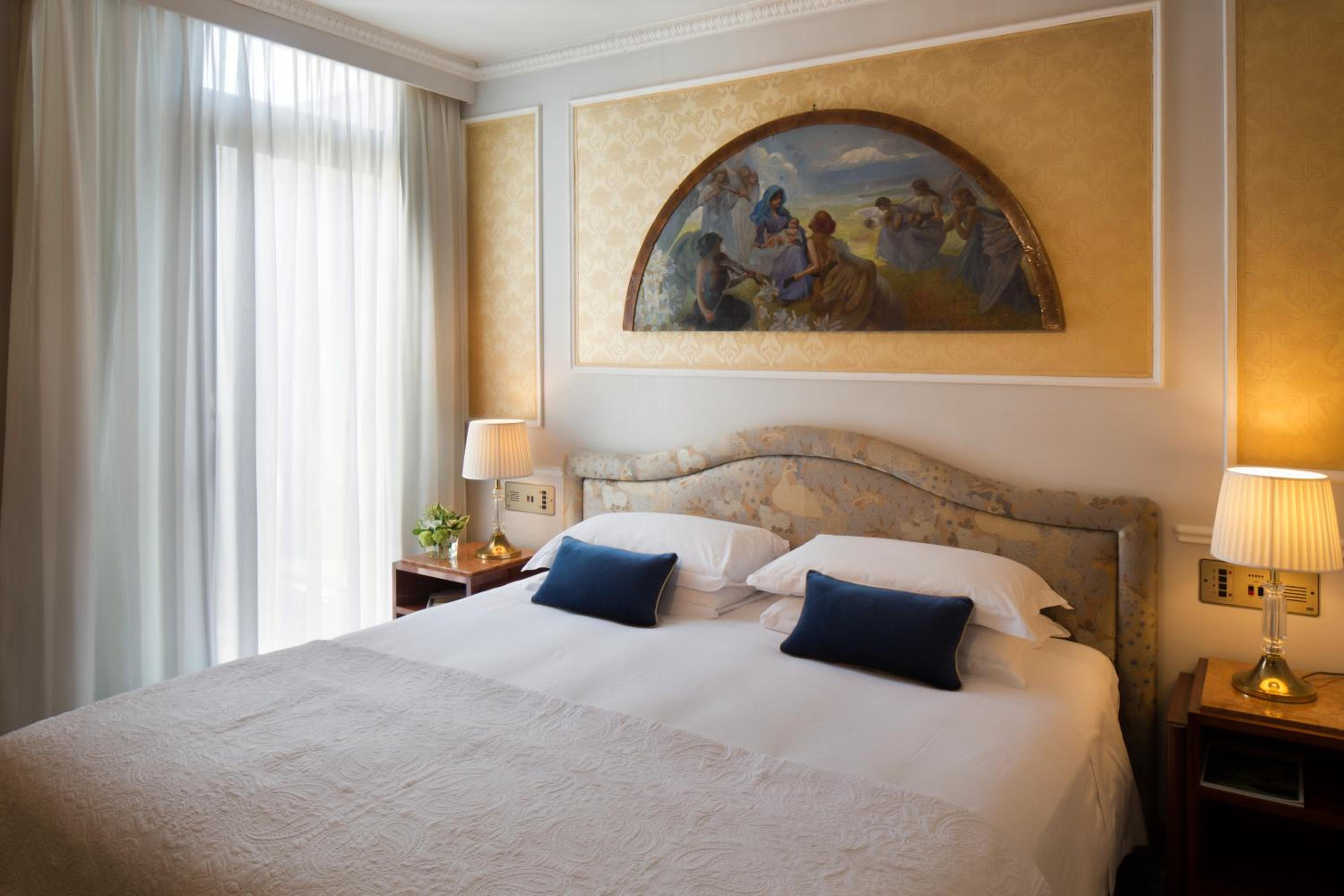 Suite - Photo 1