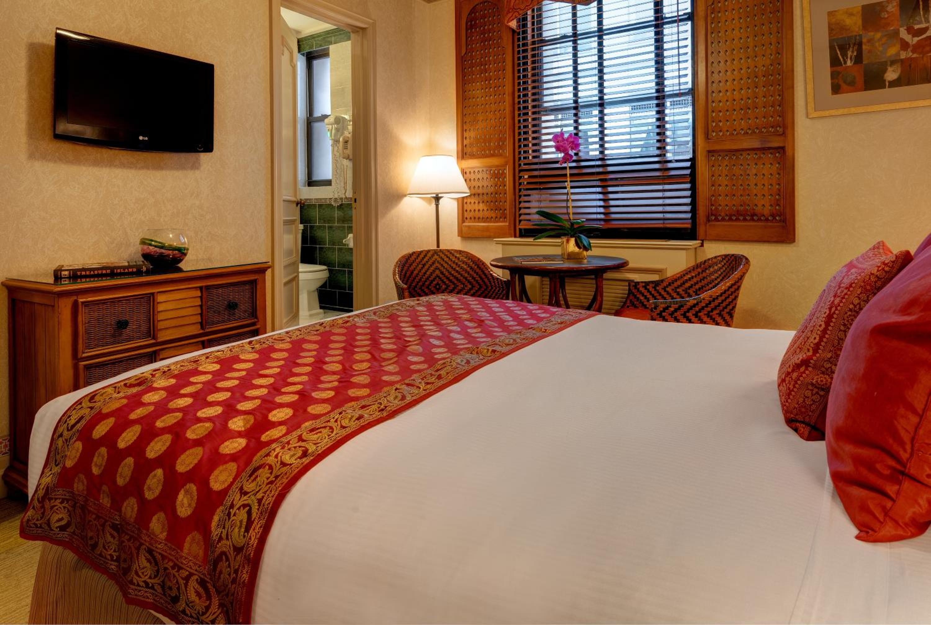 Petite Queen Room