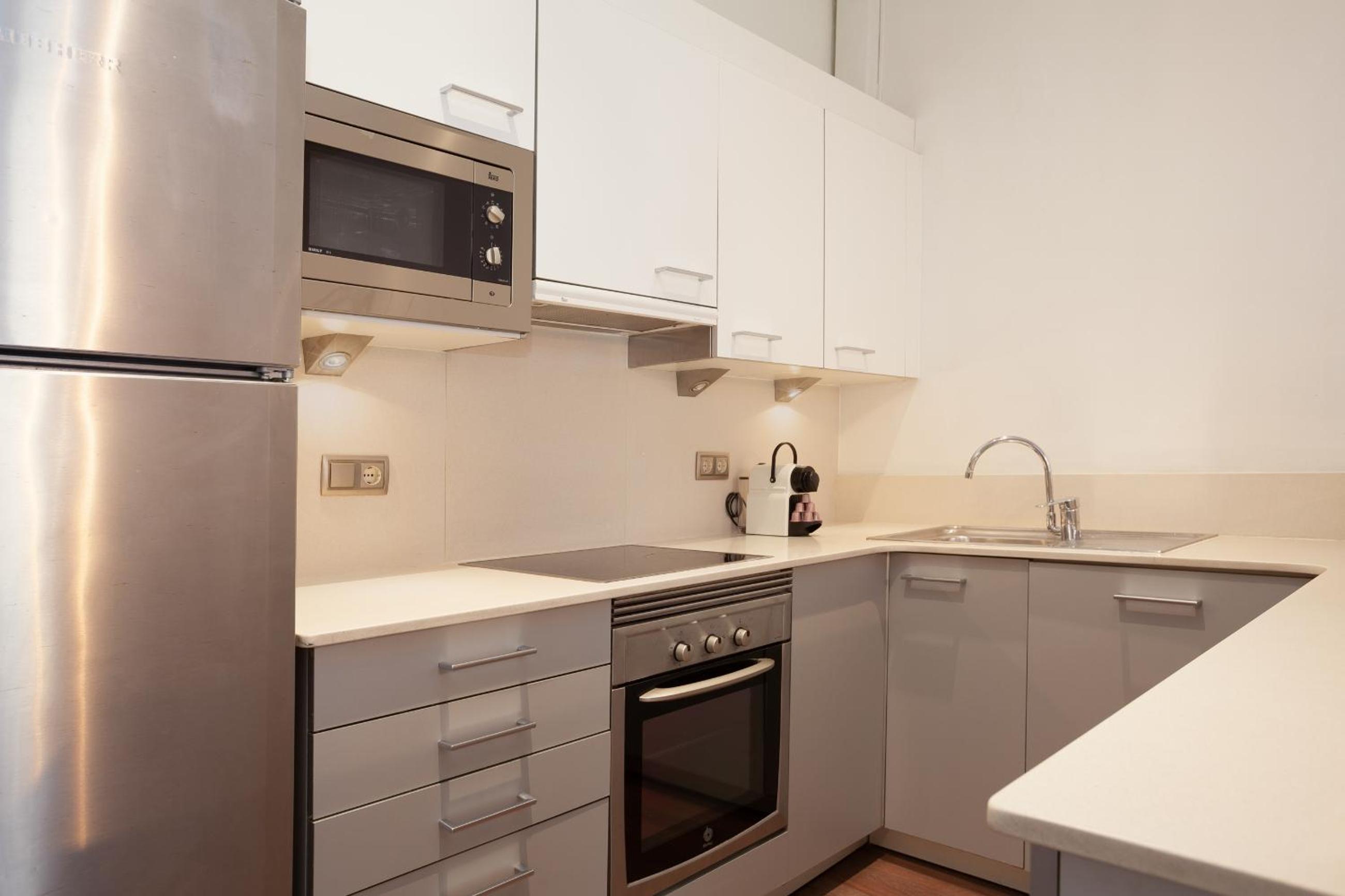 Four-Bedroom Apartment with Balcony - Hospital photo 2