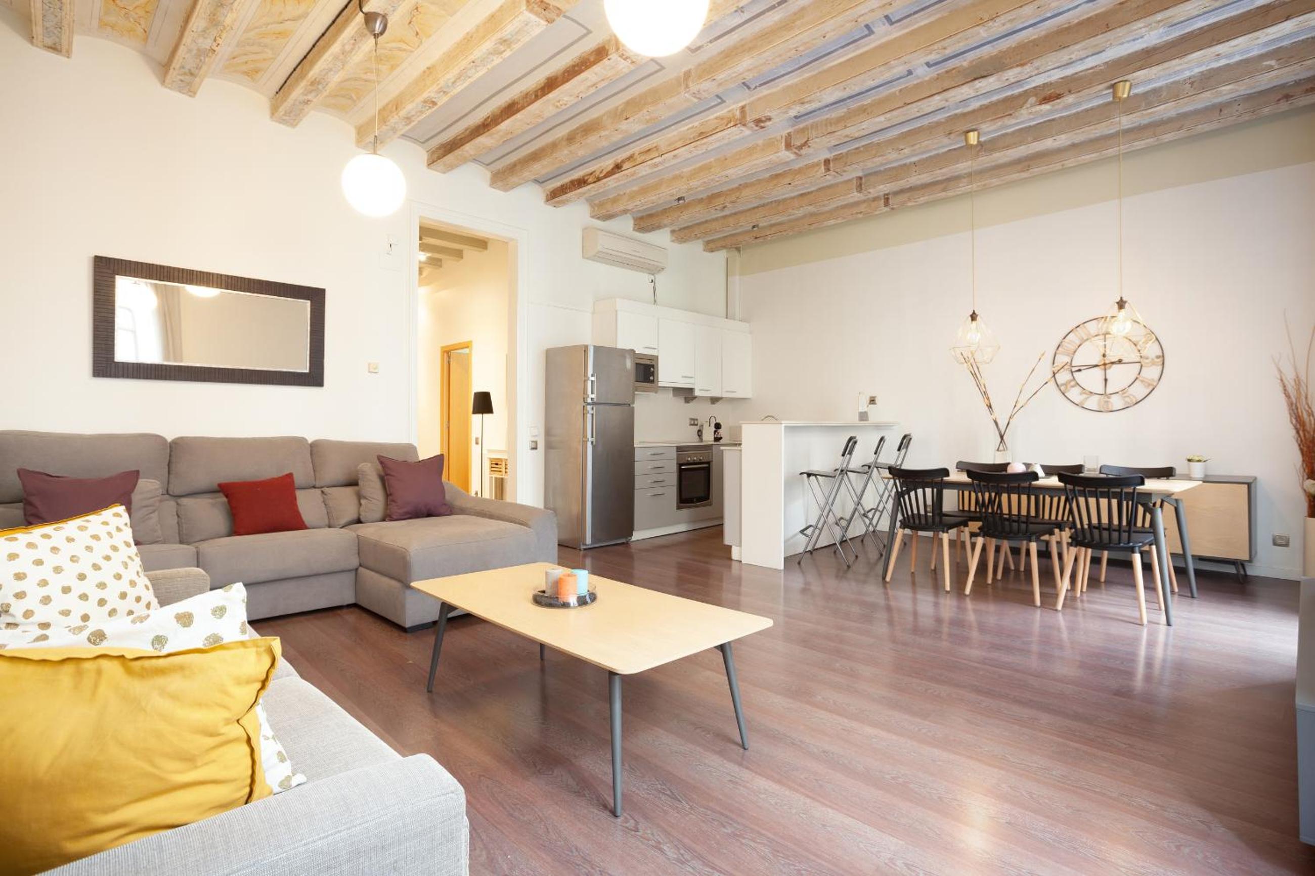 Apartamento de cuatro habitaciones con balcón - Hospital