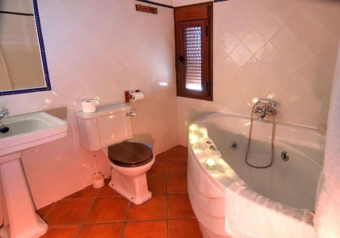 Six-Bedroom House - Photo 9