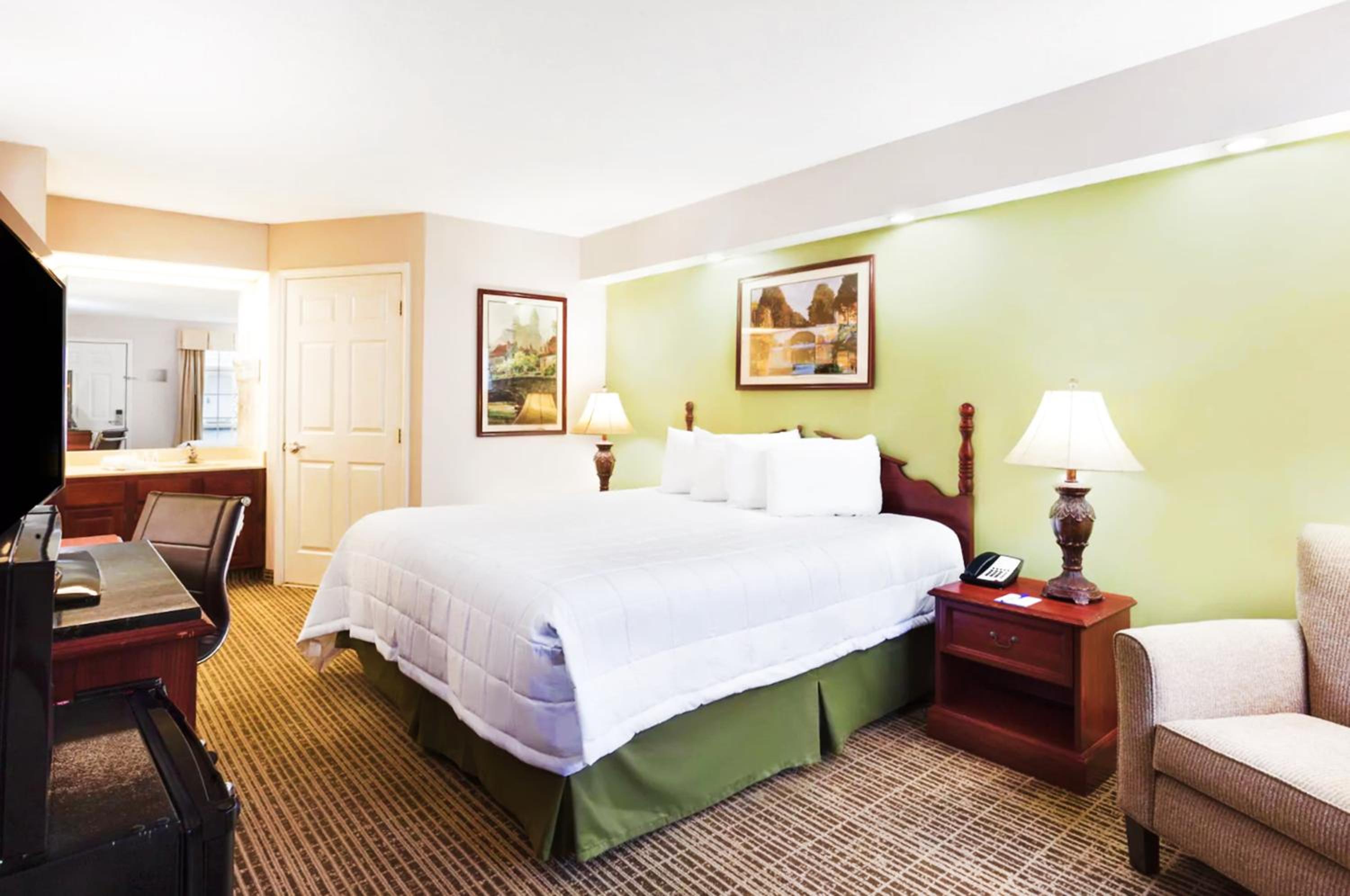 King Room - Non-Smoking - Photo 1
