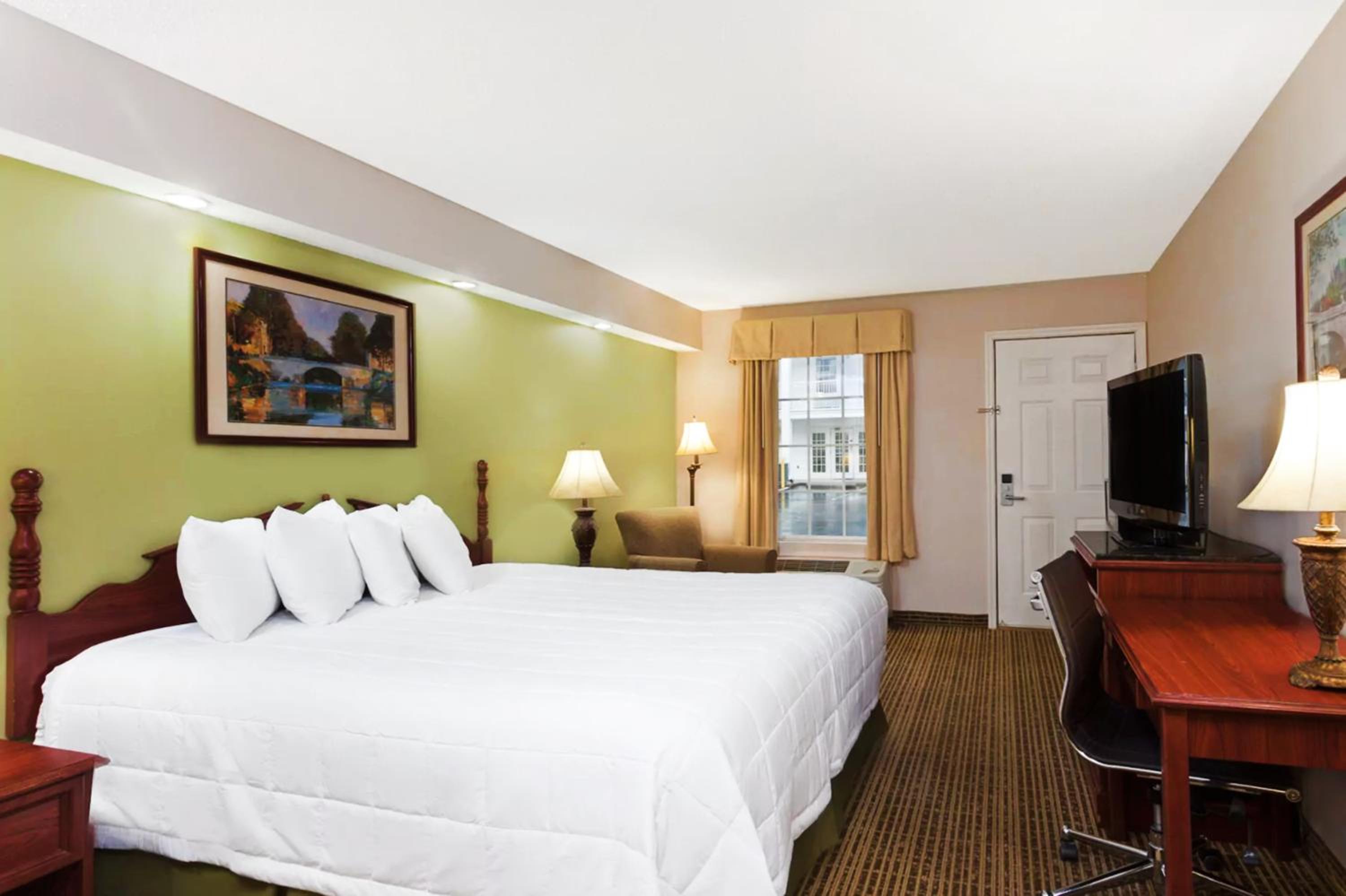 King Room - Non-Smoking - Photo 7