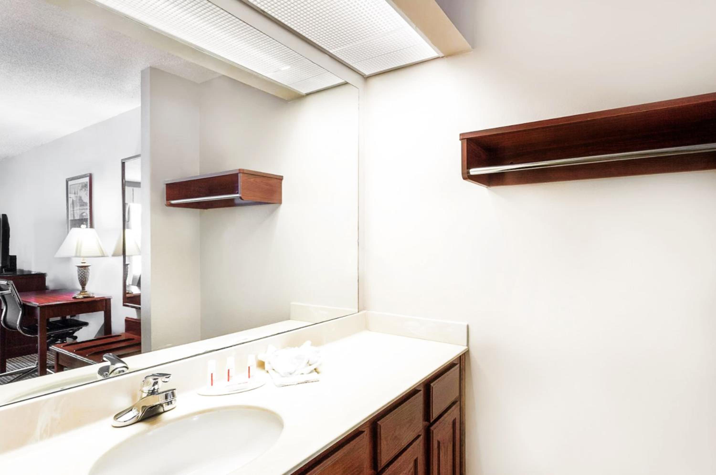 King Room - Non-Smoking - Photo 6