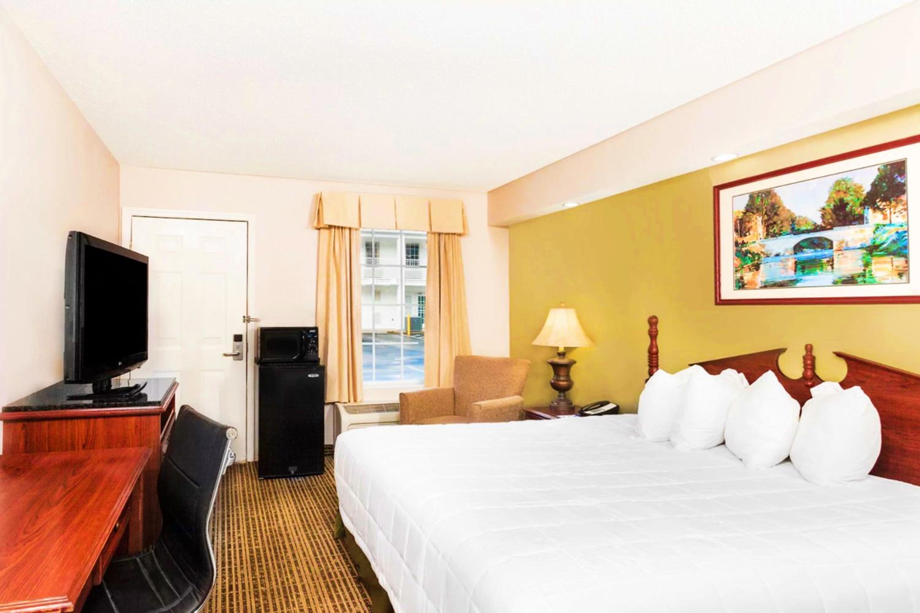 King Room - Non-Smoking - Photo 4