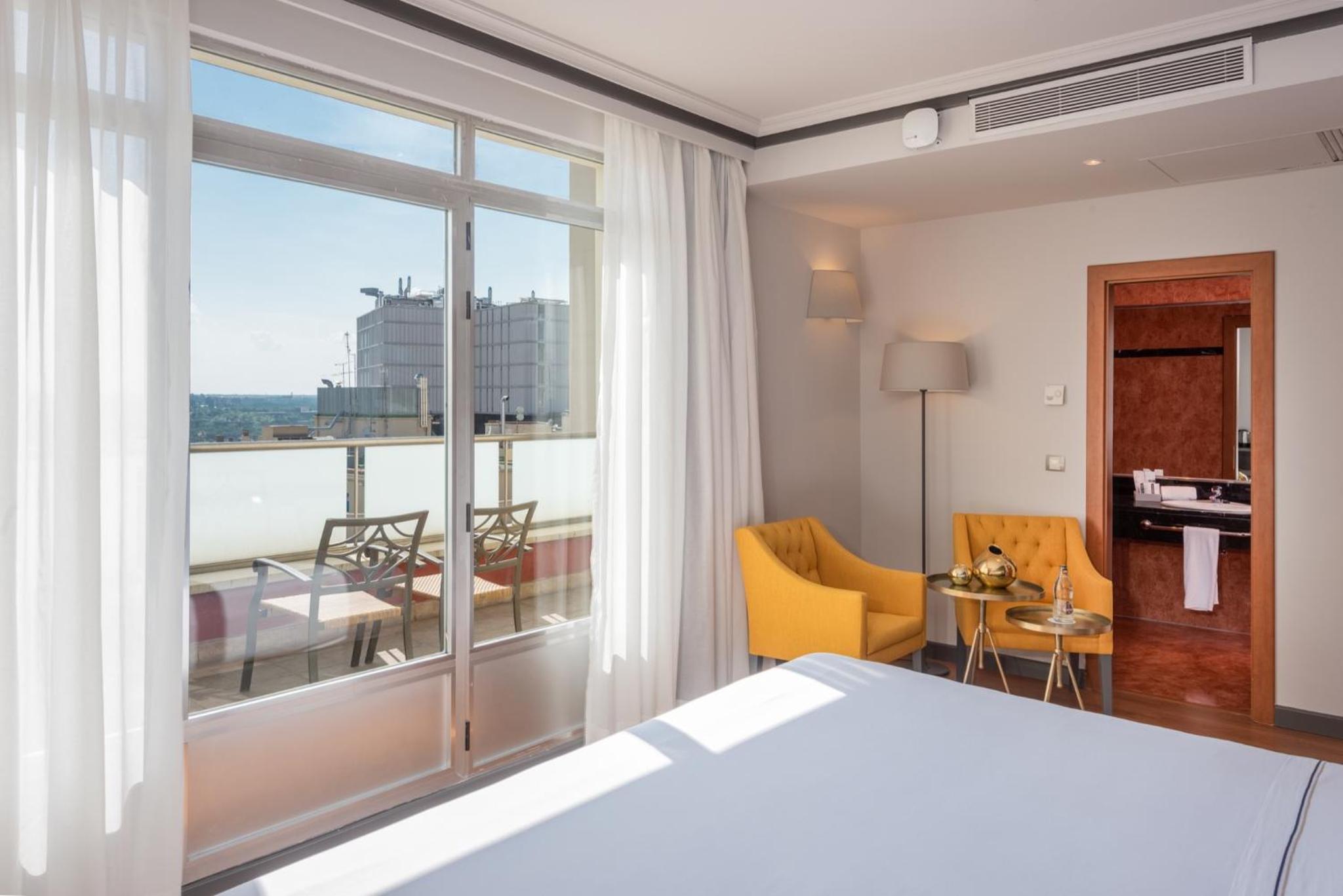 Premium Room Gran Via View - Photo 4