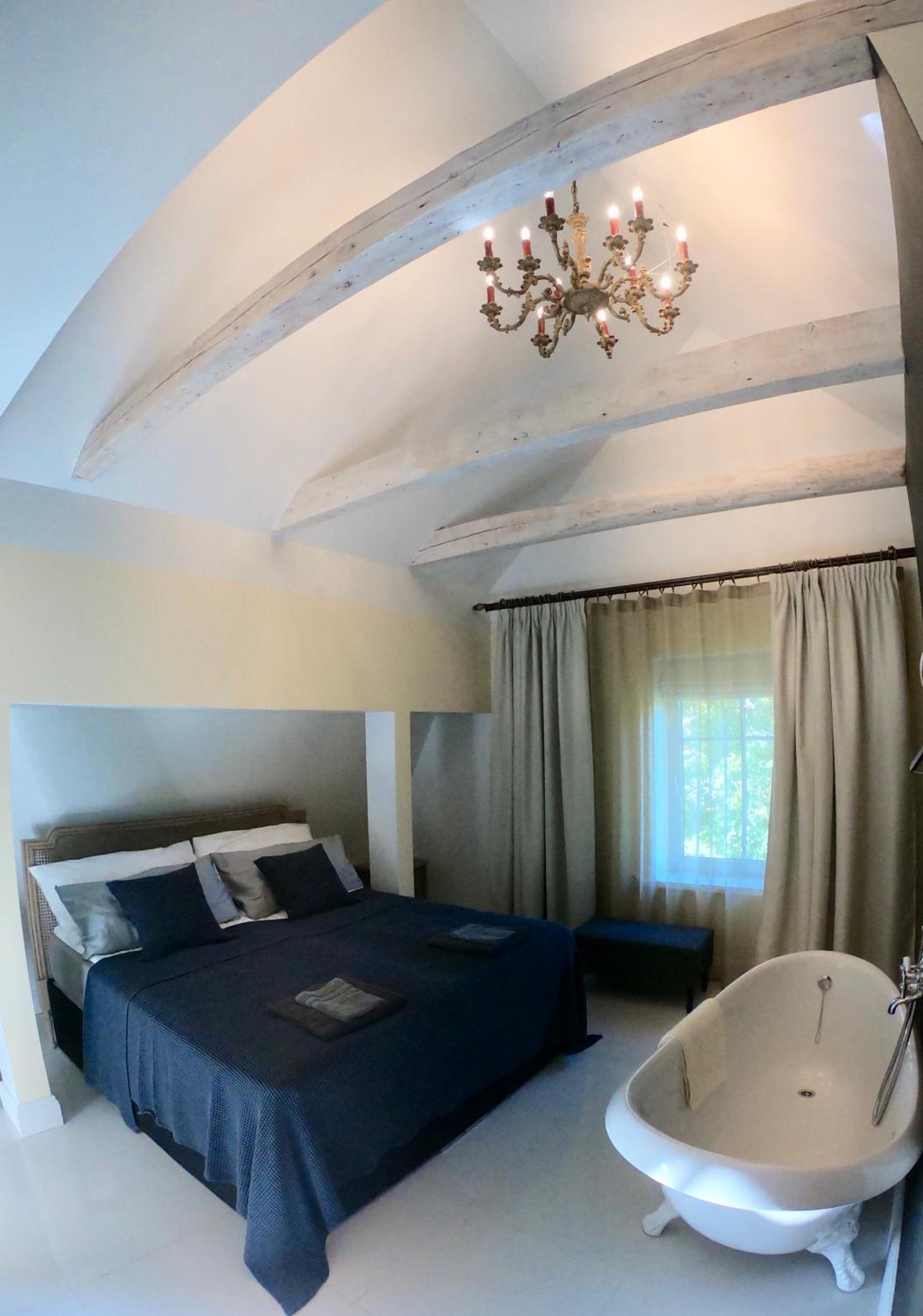 Deluxe Double Room with Bath - Photo 4