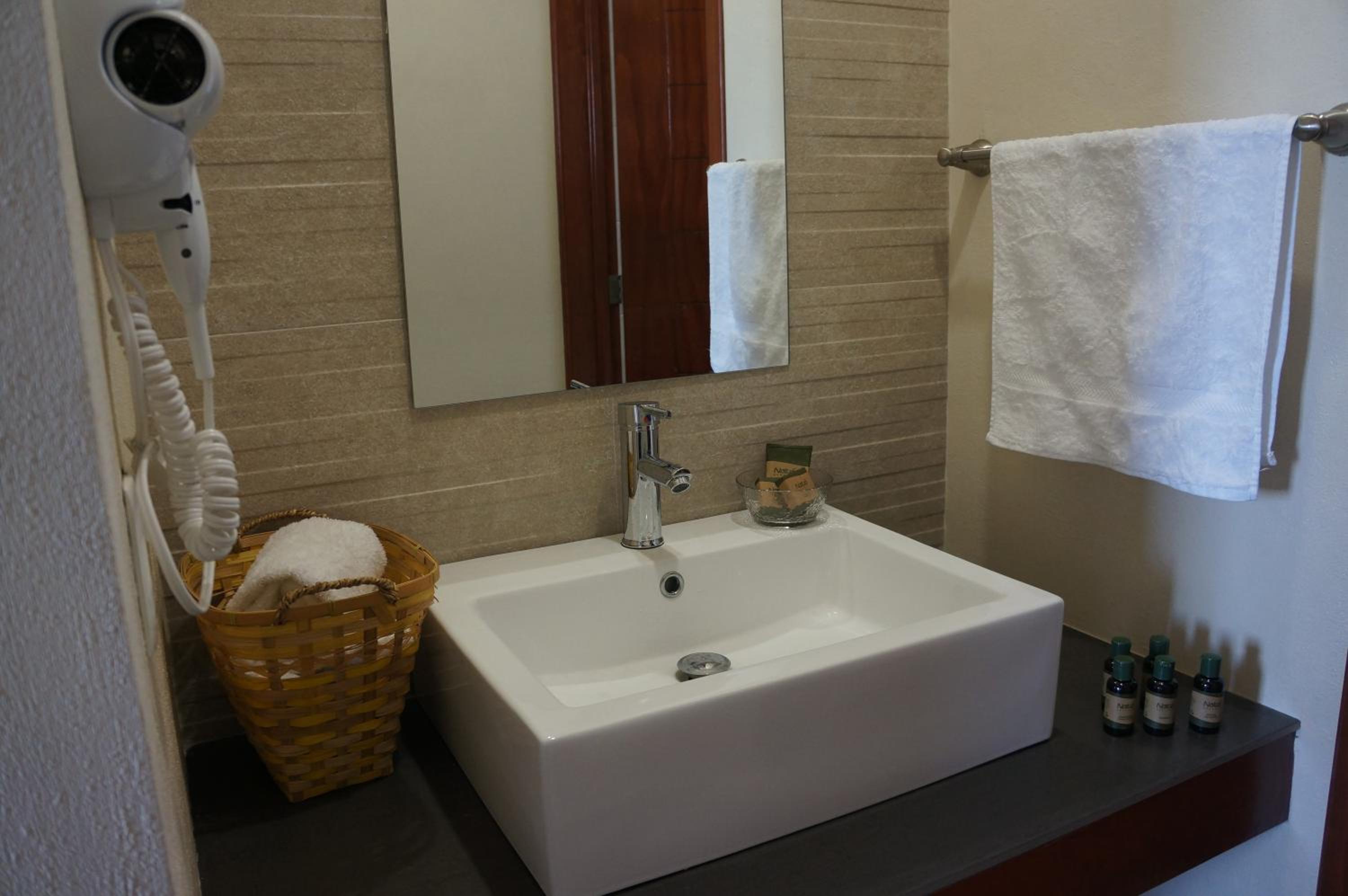 Standard Queen Room - Photo 5
