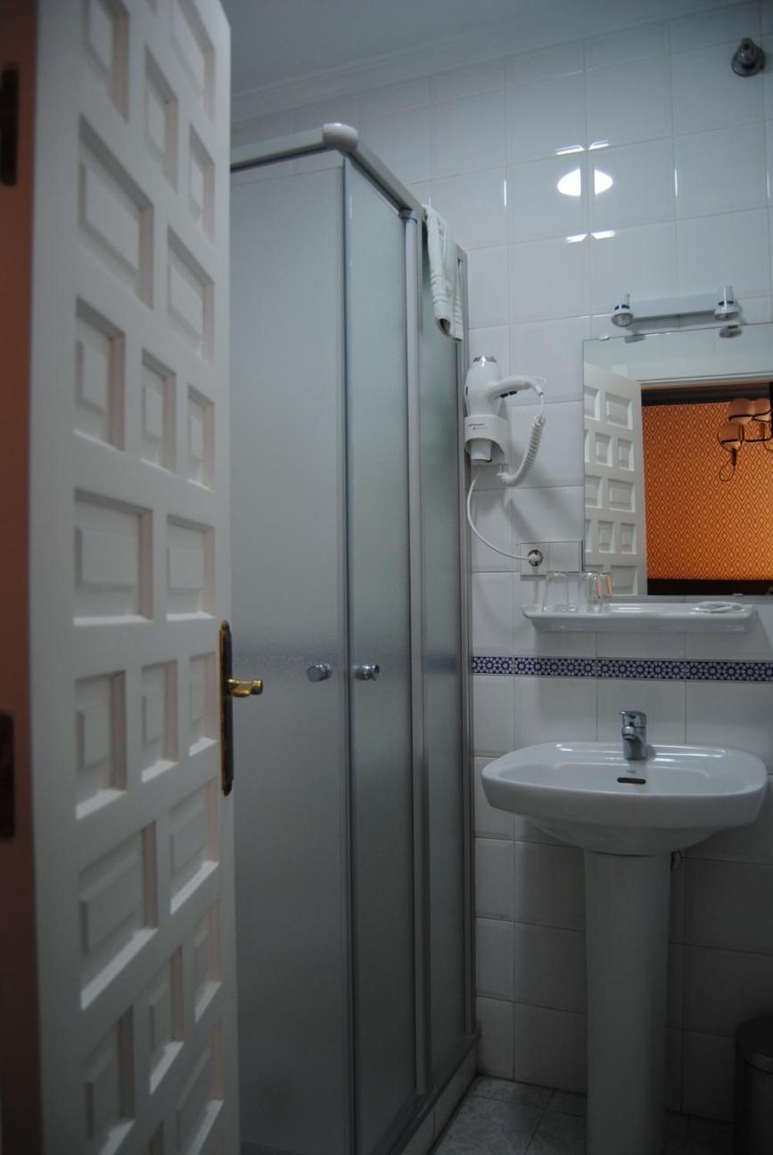 Double Room with Private Bathroom - Photo 5