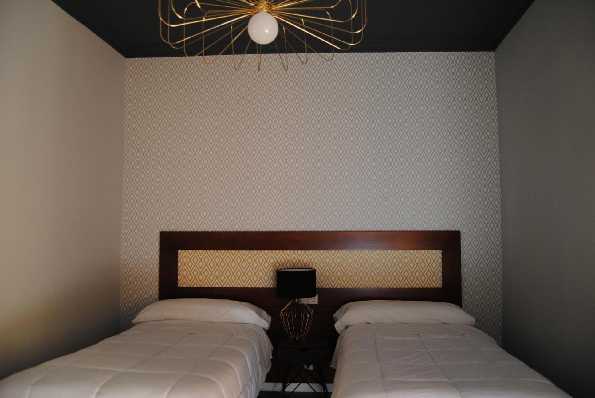 Twin Room with Private Bathroom - Photo 2