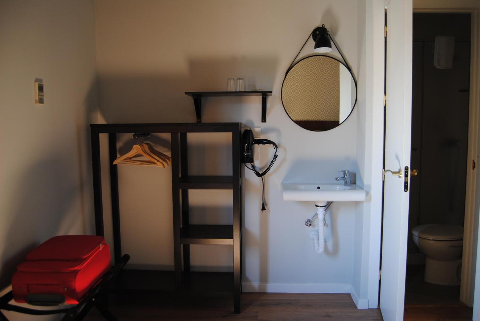 Double Room with Private Bathroom - Photo 2