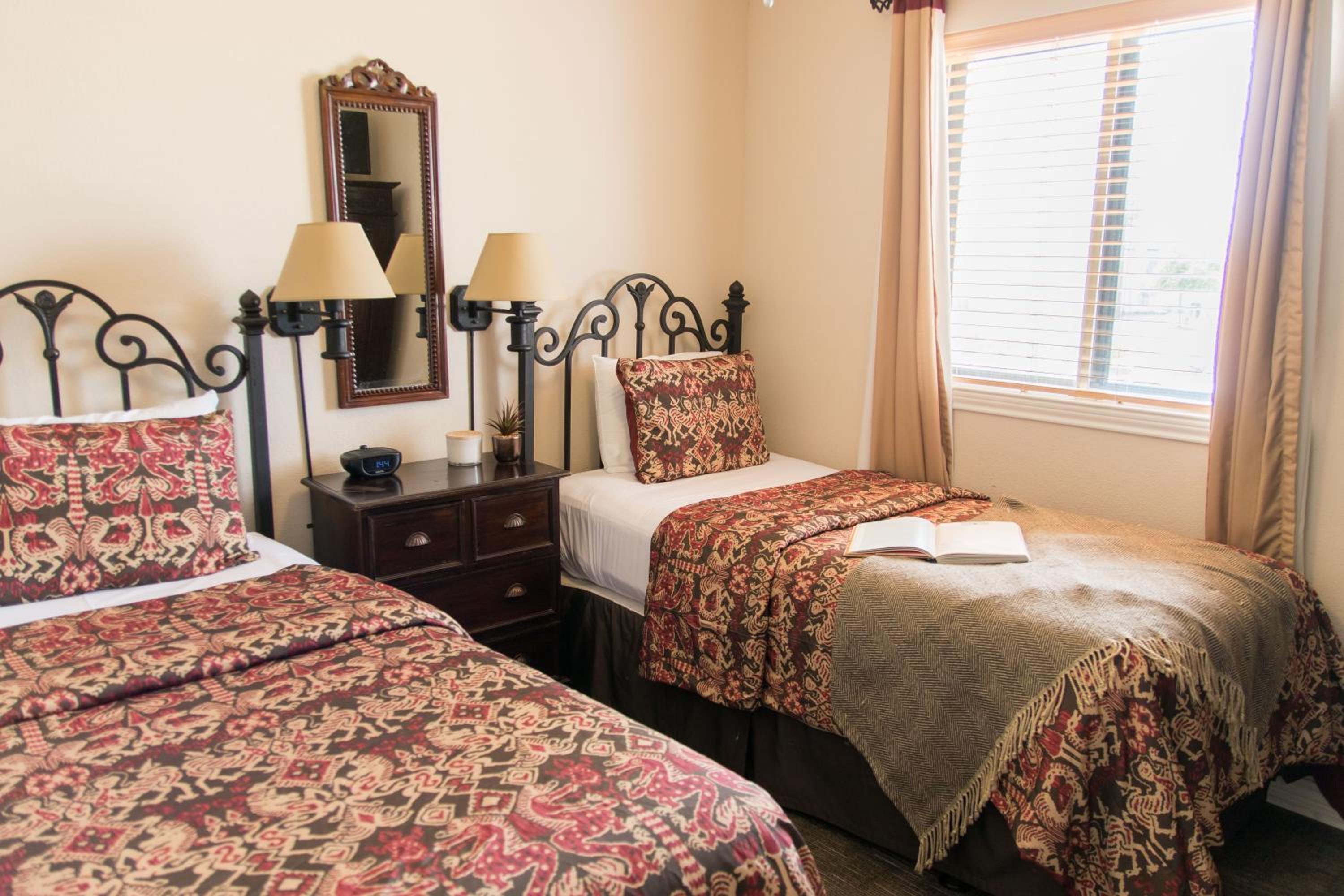 Deluxe Family Suite - Photo 7