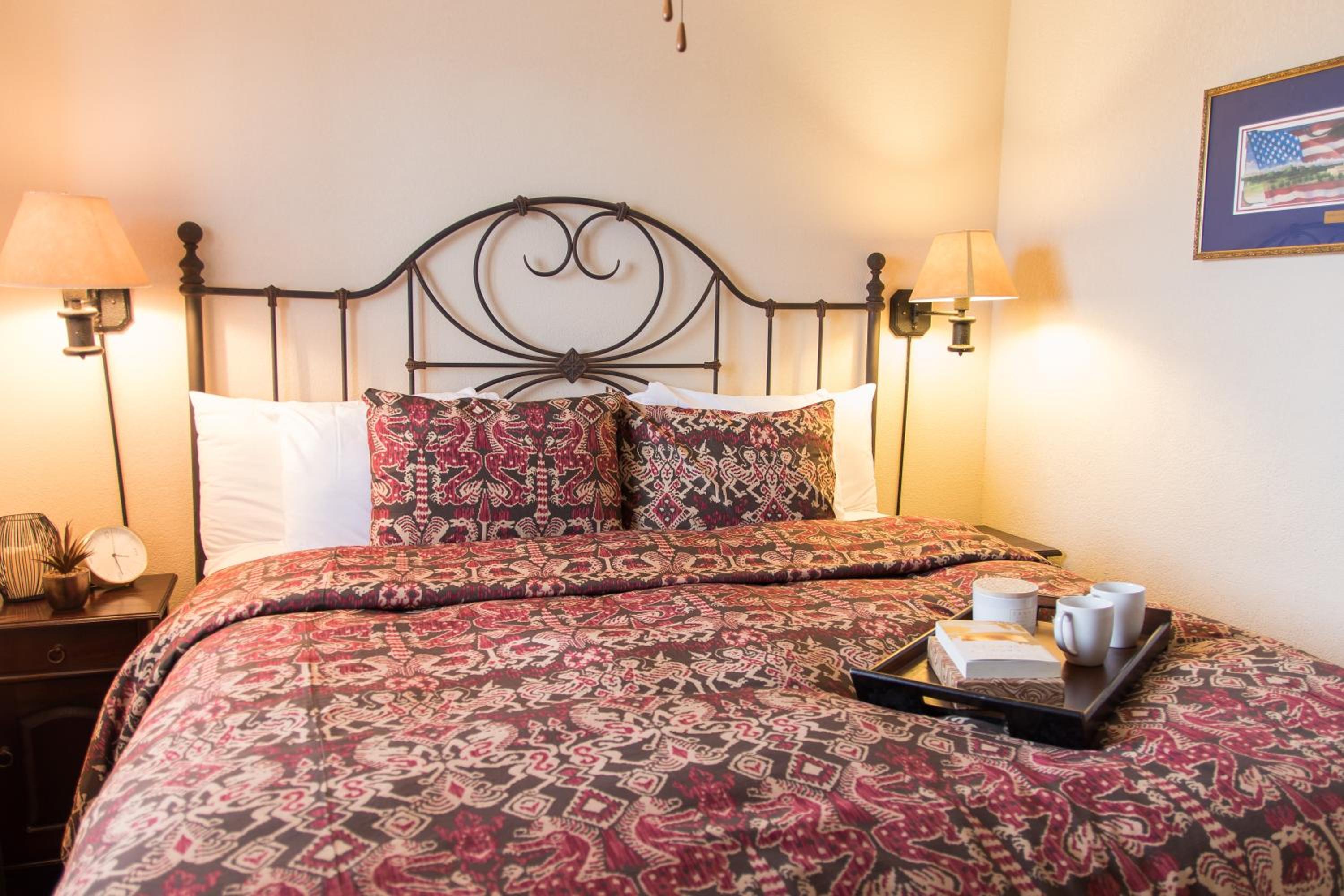 Deluxe King Suite - Photo 2