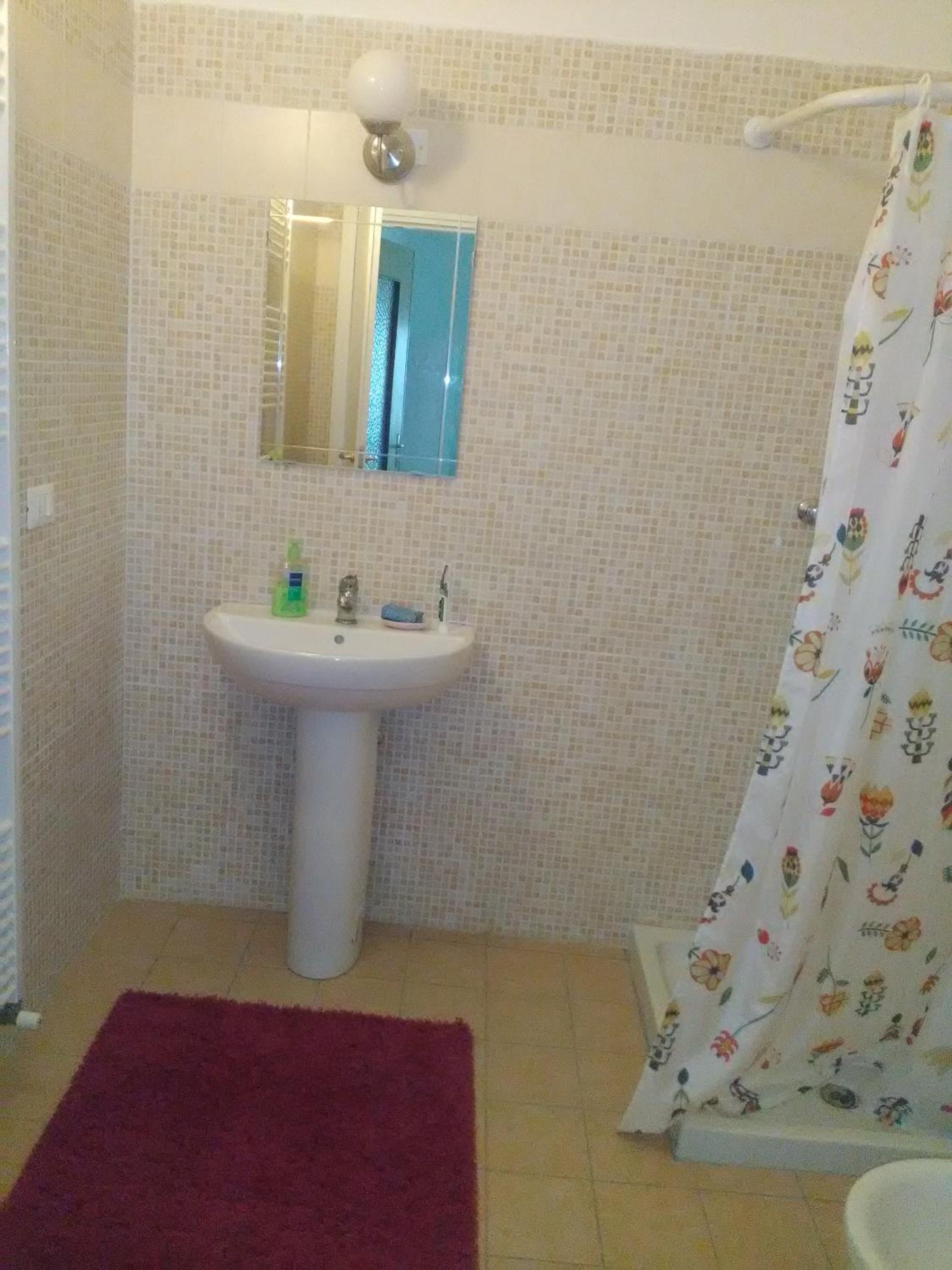 Quadruple Room with Private Bathroom - Photo 5