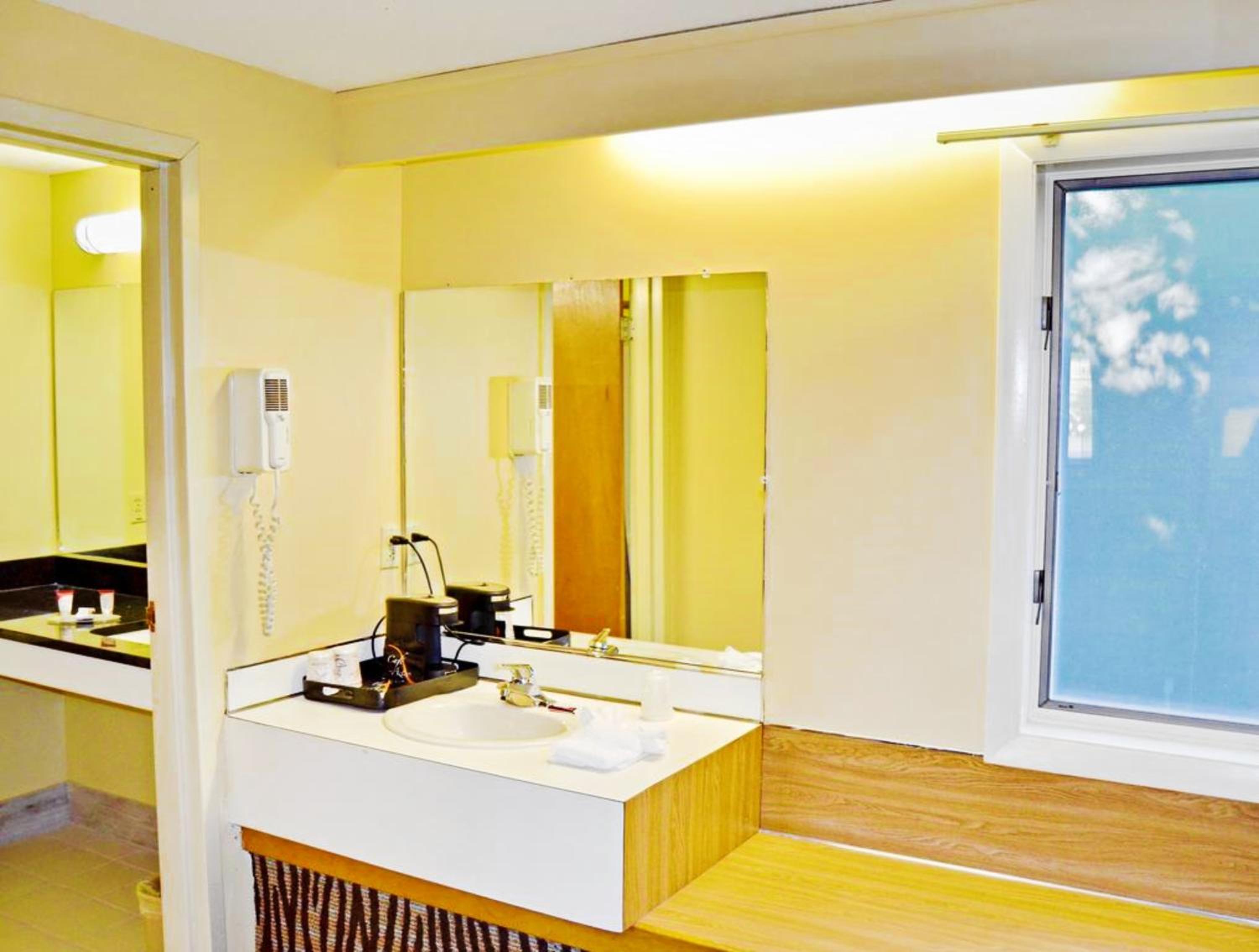 Deluxe Room with Two Double Beds - Non-Smoking  - Photo 5