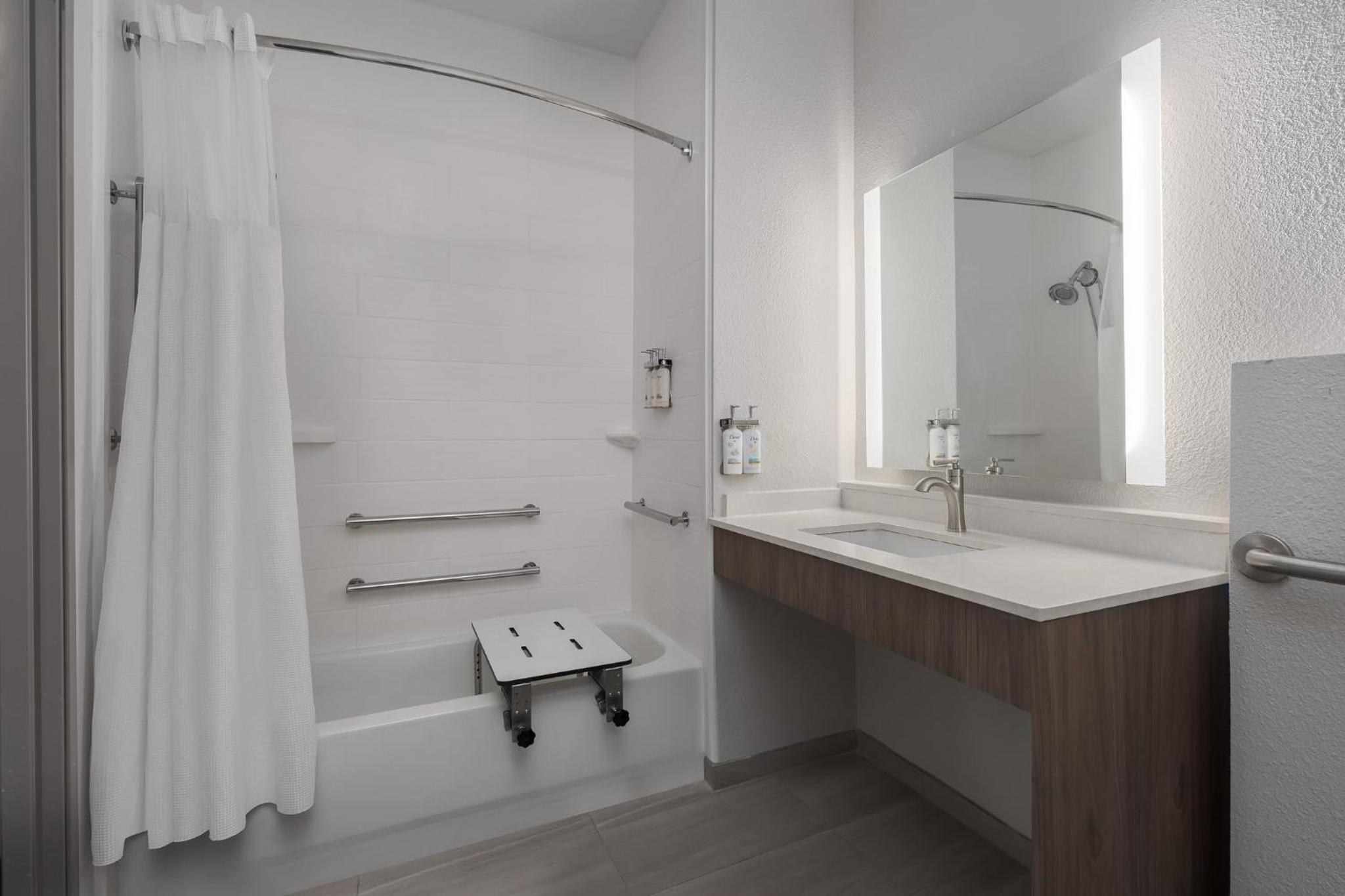 Standard Queen Room with Two Queen Beds and Mobility Accessible Tub