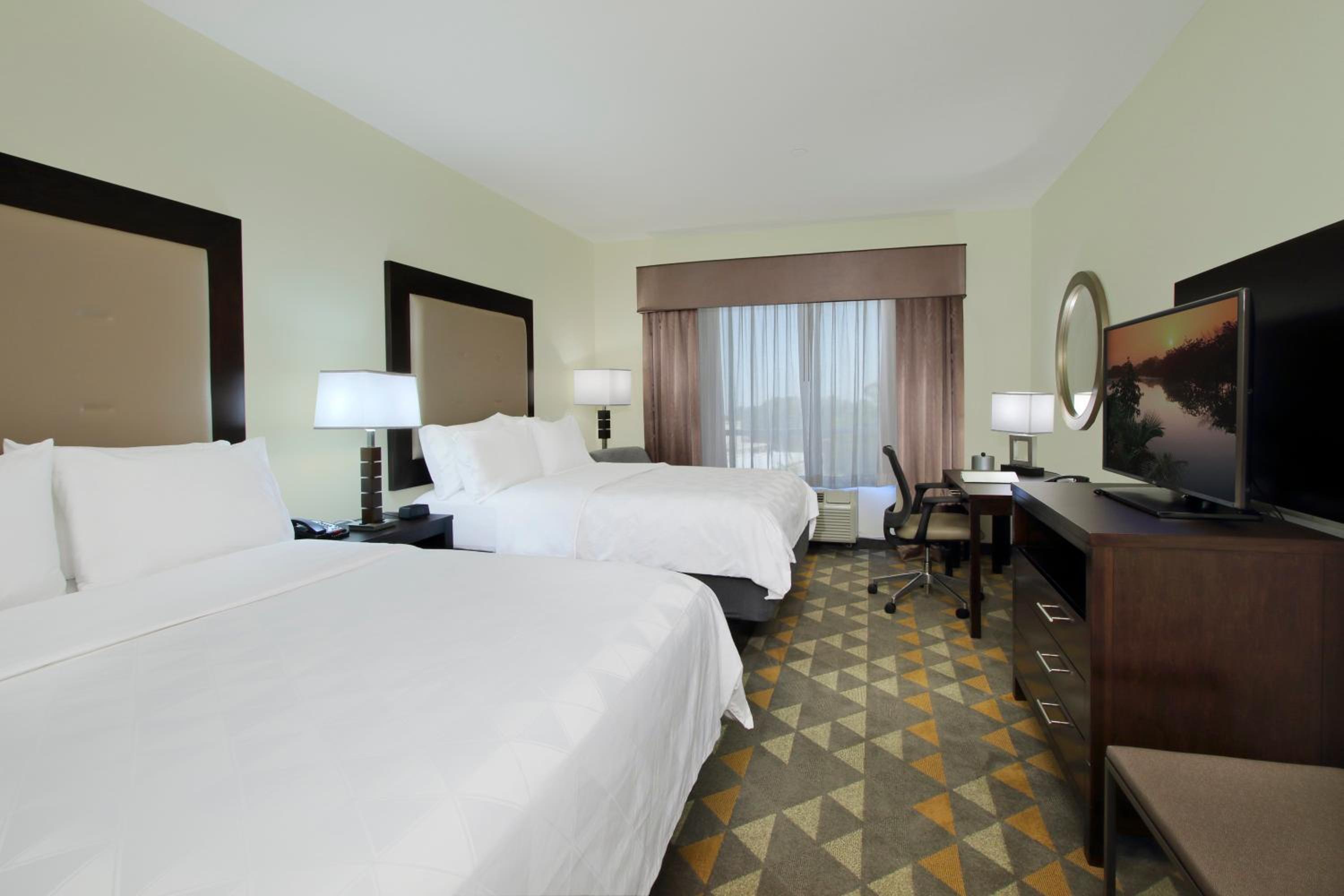 Standard Room with Two Queen Beds photo 1
