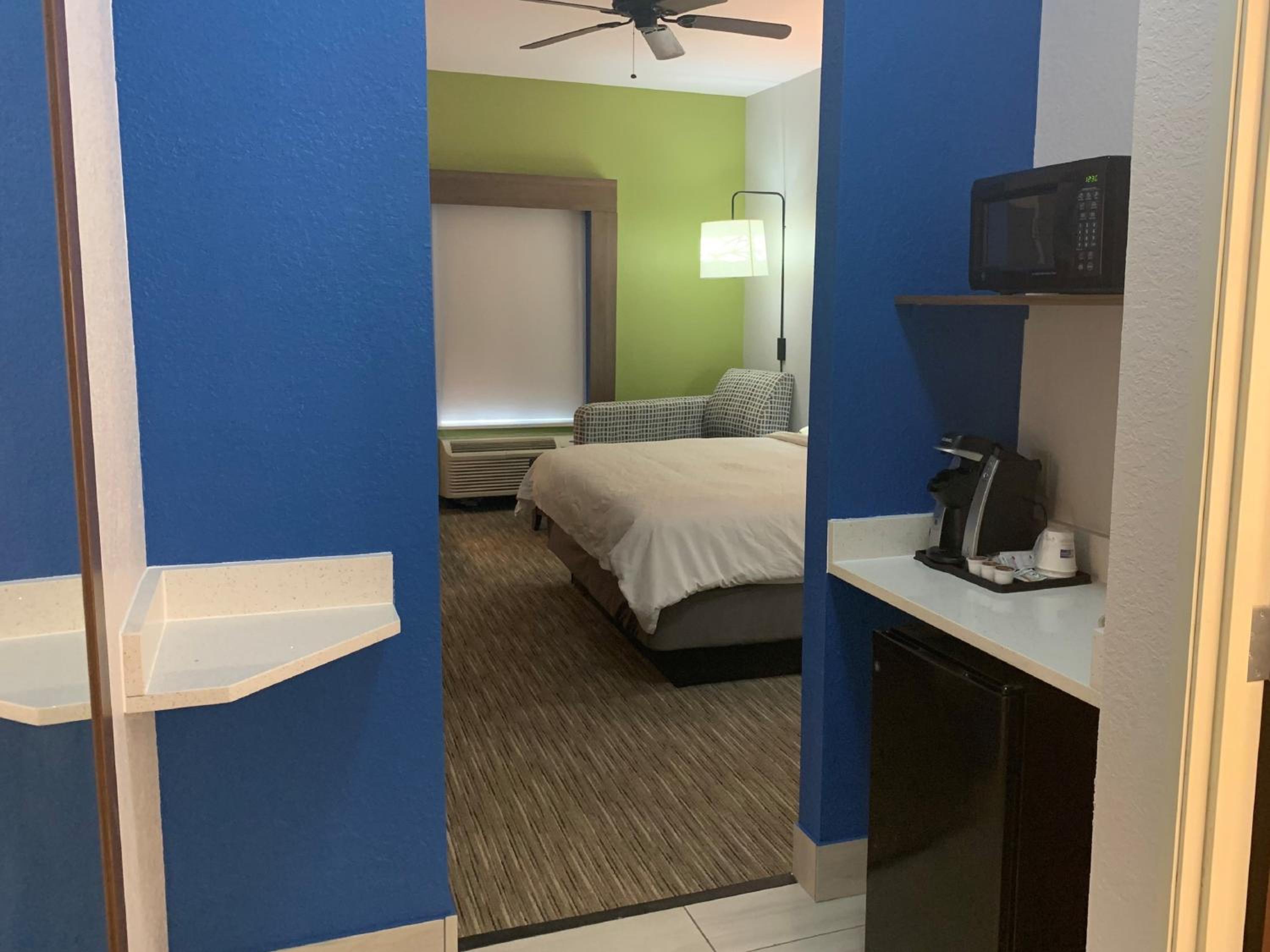 Standard King Room - Communications Accessible