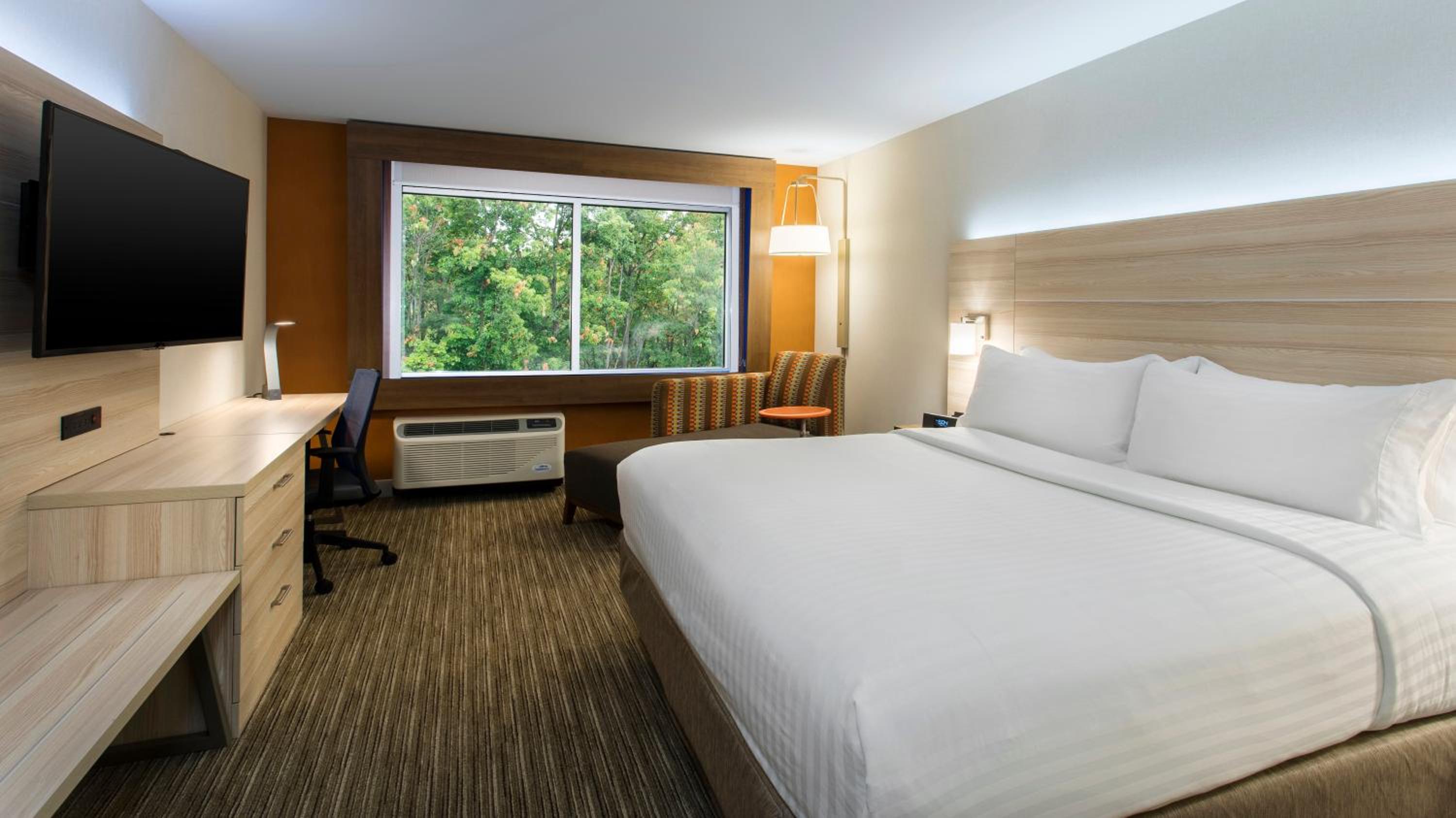 Standard King Room with Roll-in Shower - Mobility Accessible