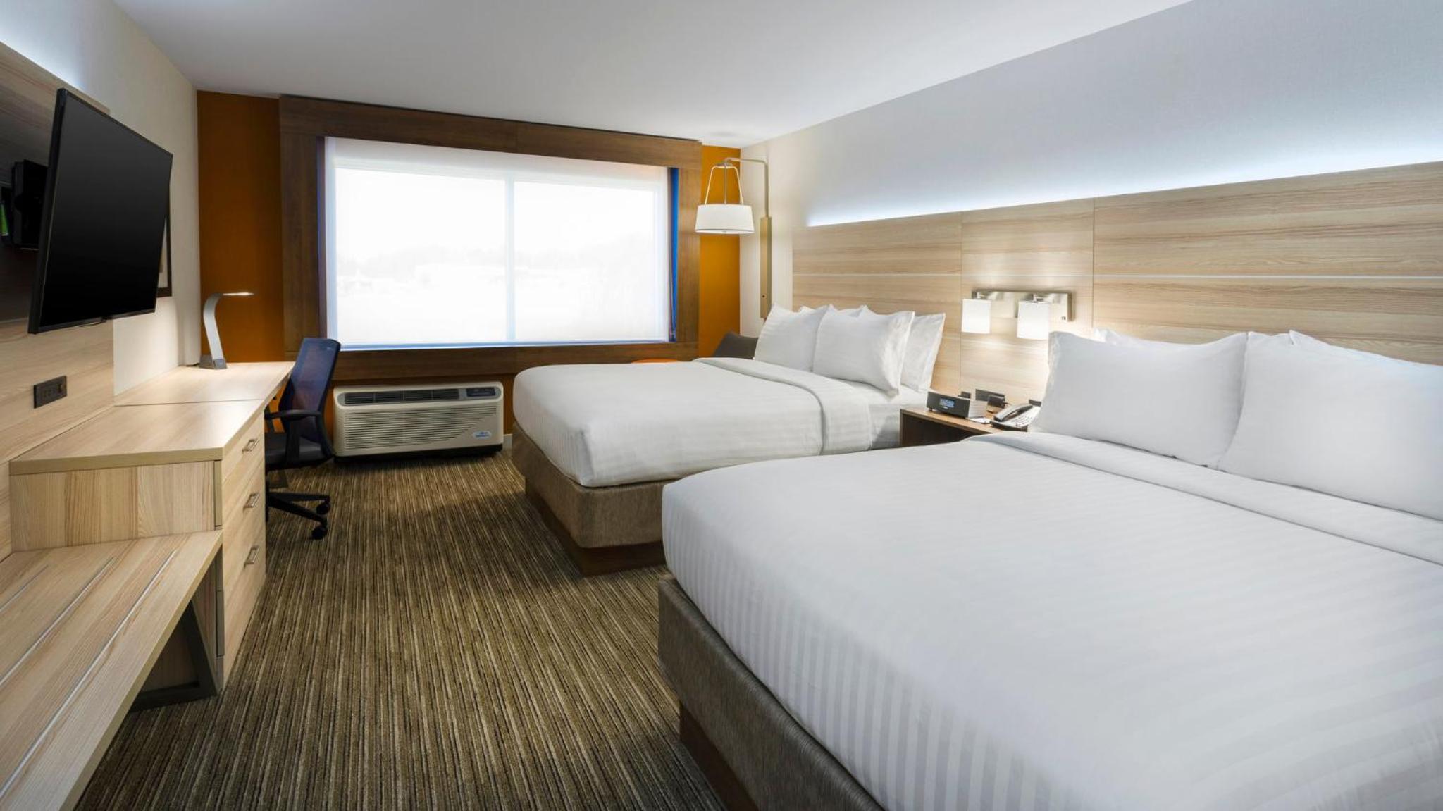 Queen Room with Two Queen Beds - Mobility Access Tub/Non-Smoking