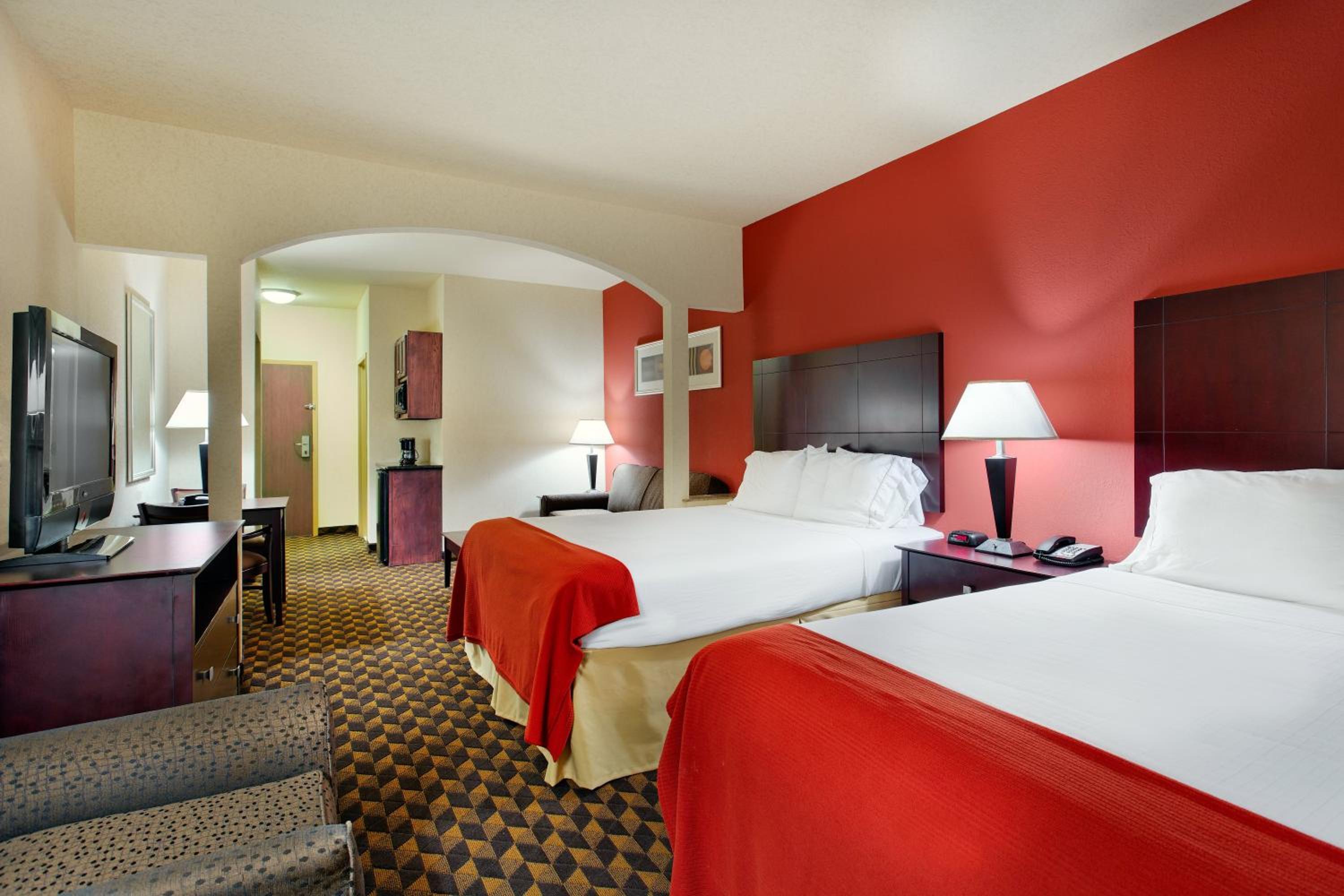 Standard Queen Room with Two Queen Beds photo 1