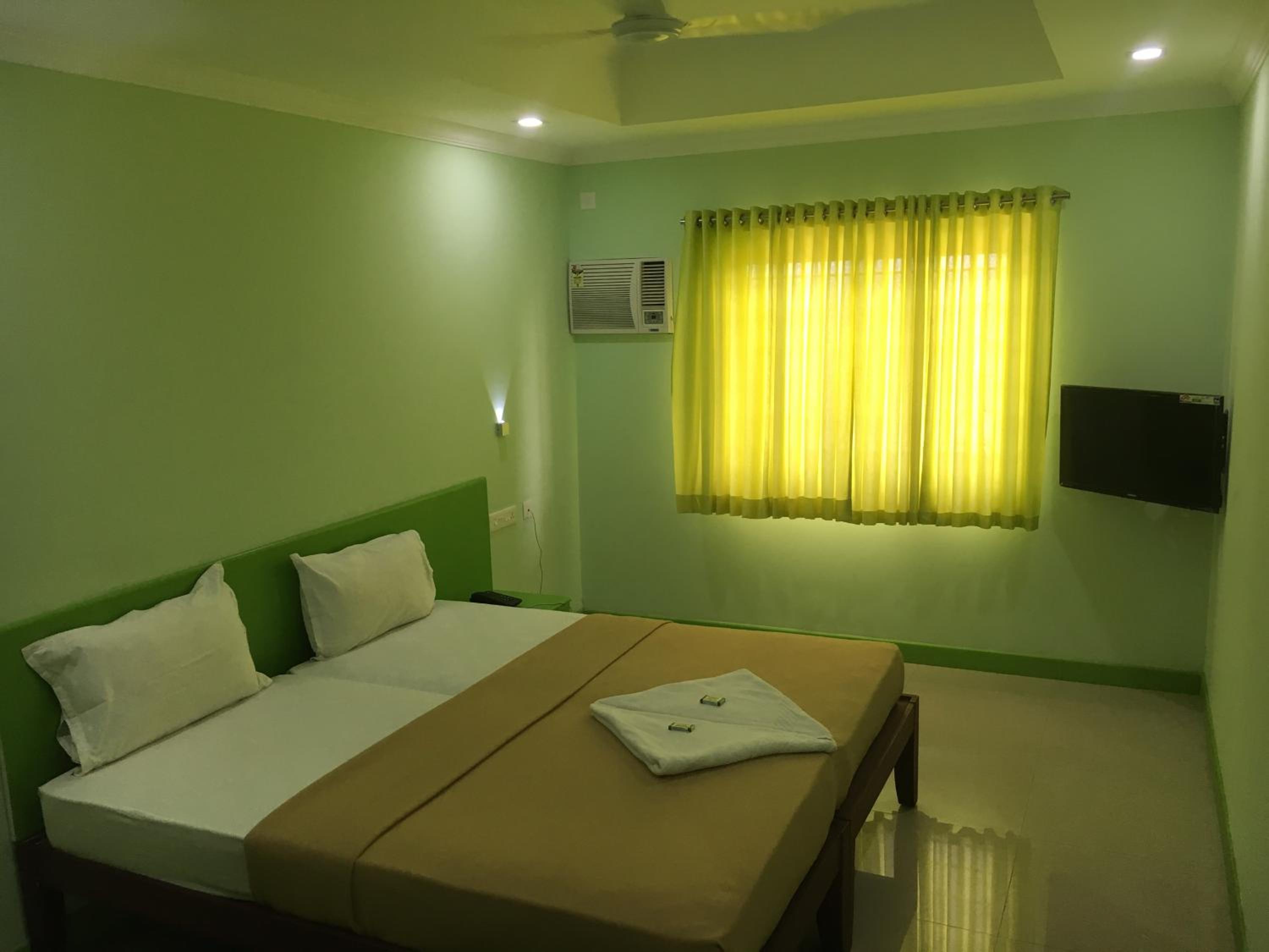 Deluxe Double Room (2 Adults + 1 Child) - Photo 4