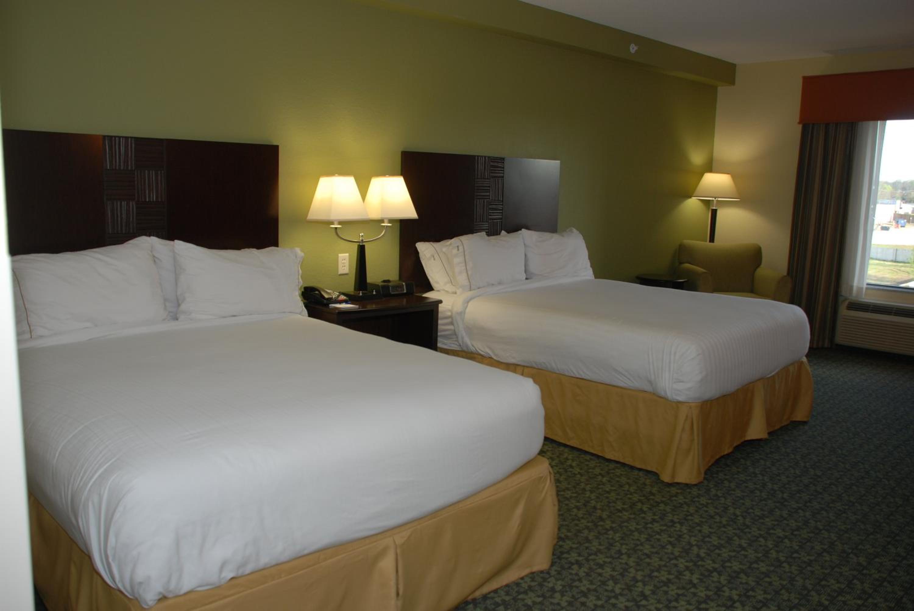 Standard Queen Room with Two Queen Beds and Mobility Accessible Tub photo 1